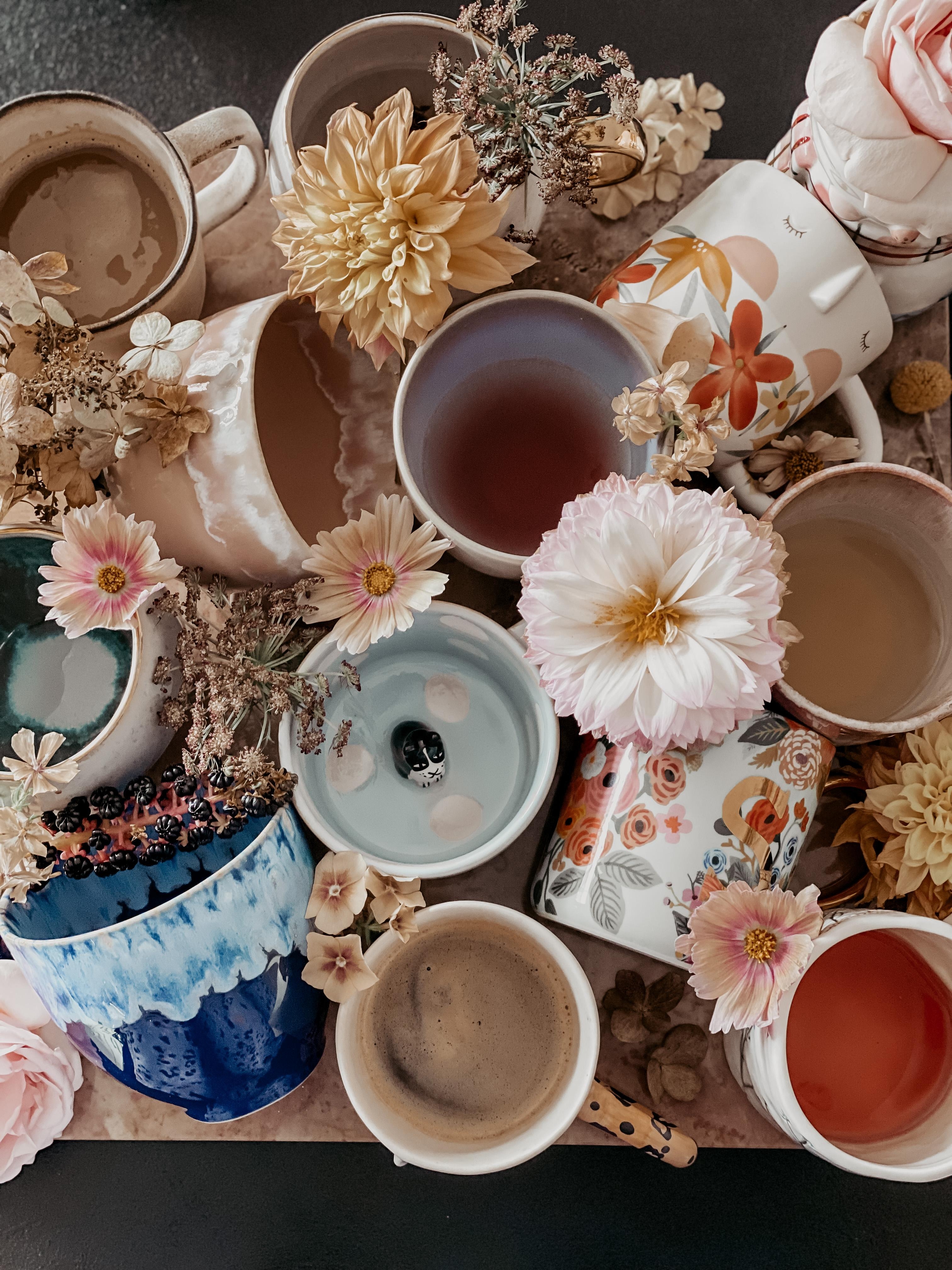 Gartenblumen und Tassen. Kaffee oder Tee bei euch? 
#herbstmood #freshflowerfriday #tassenliebe #couchstyle