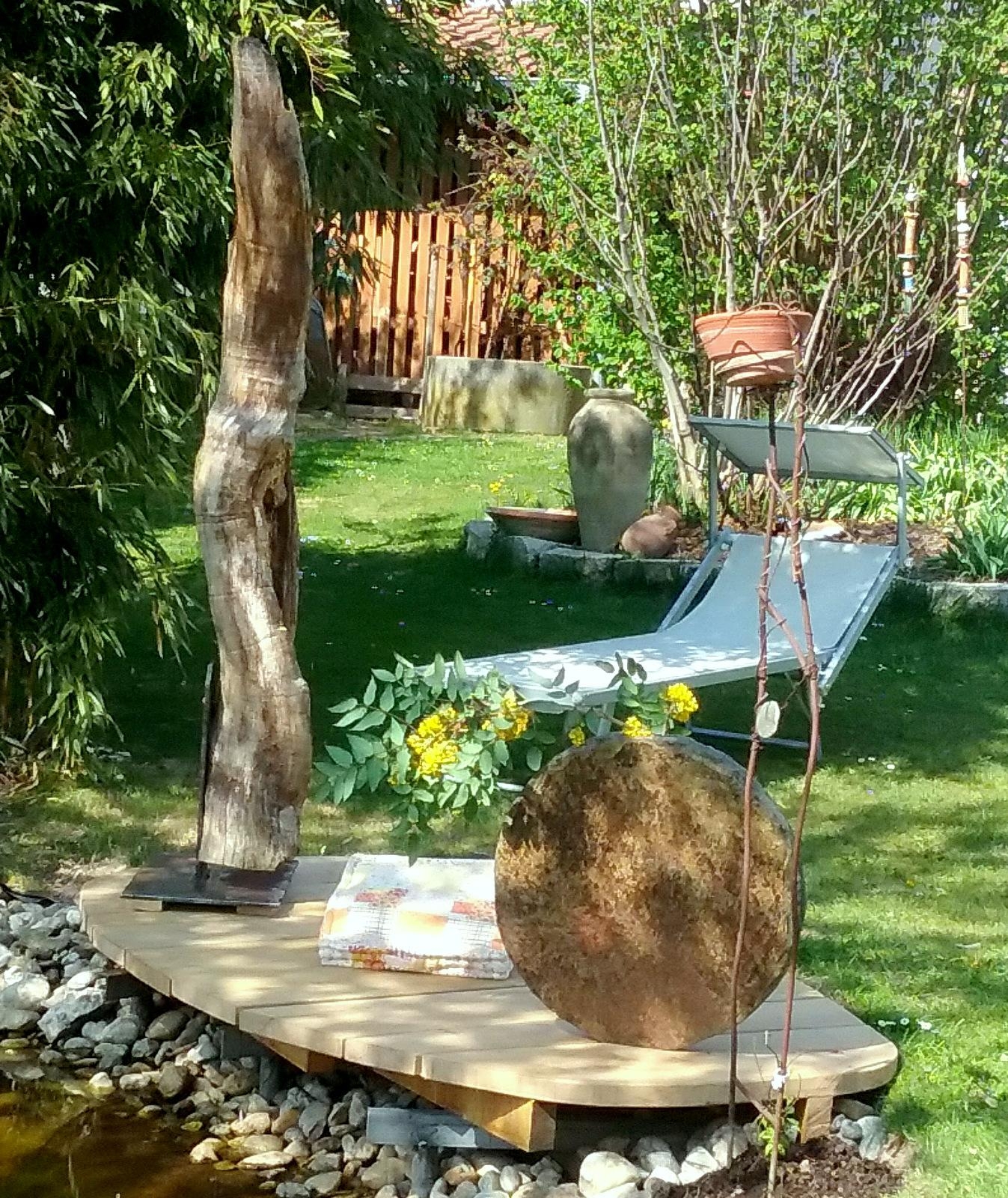 #Gartendeko mit #Holzsteg #Steinvase #Holzskulptur #Teich #Sommer #Home & #Garden
