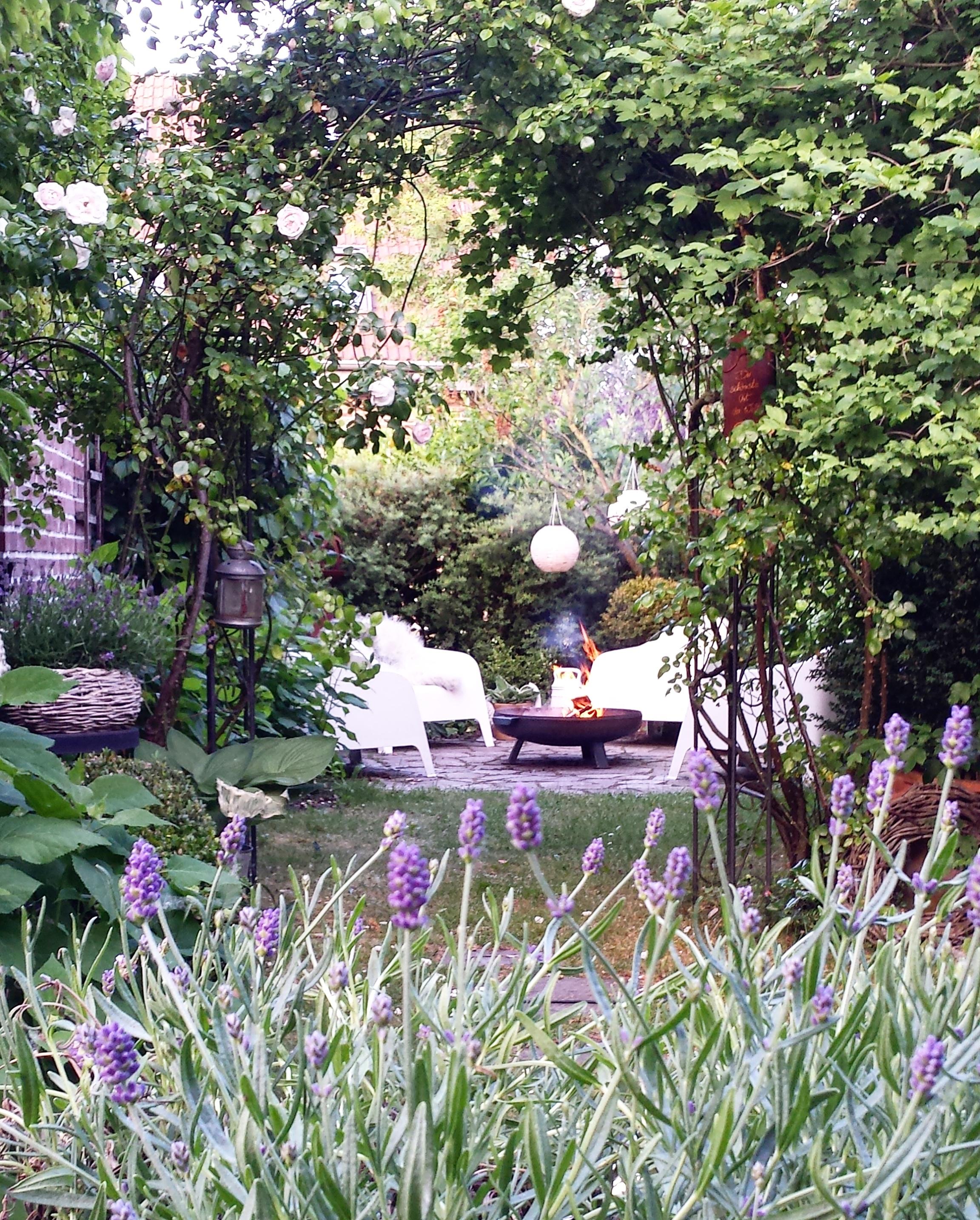Gartenimpression. ......
#garten #terrasse #sommer #feuerplatz #feuerschale #lavendel