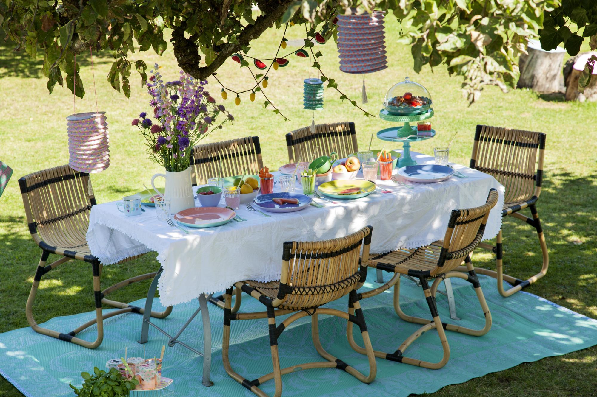 Gartenparty mit Lampions aufpeppen #lampion #etagère #picknickdecke ©Rice