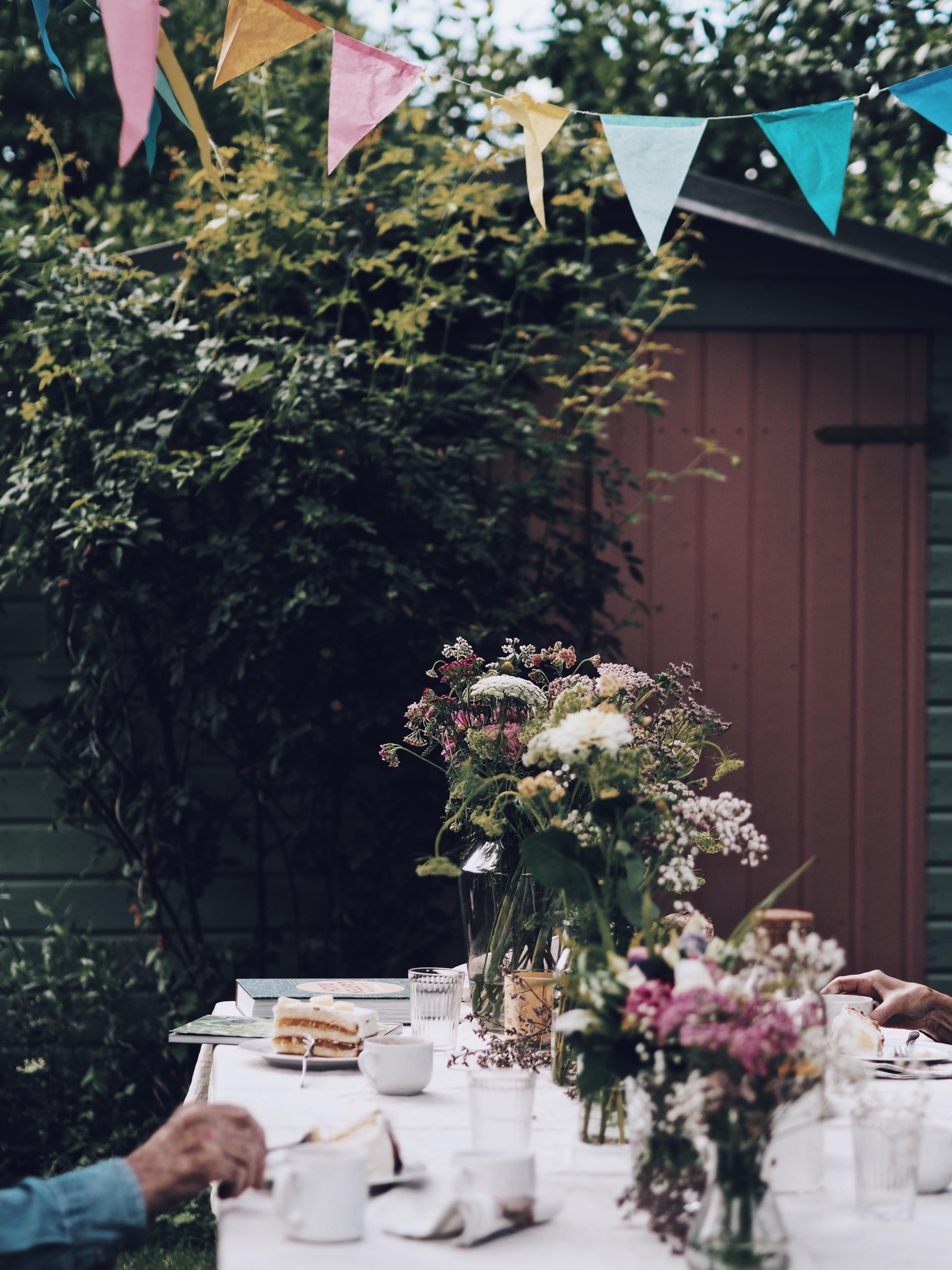 Gartentafel #garten #gartenhaus #farben #beere #tisch #feier #hyggelig #outdoor #tafel #tischdeko