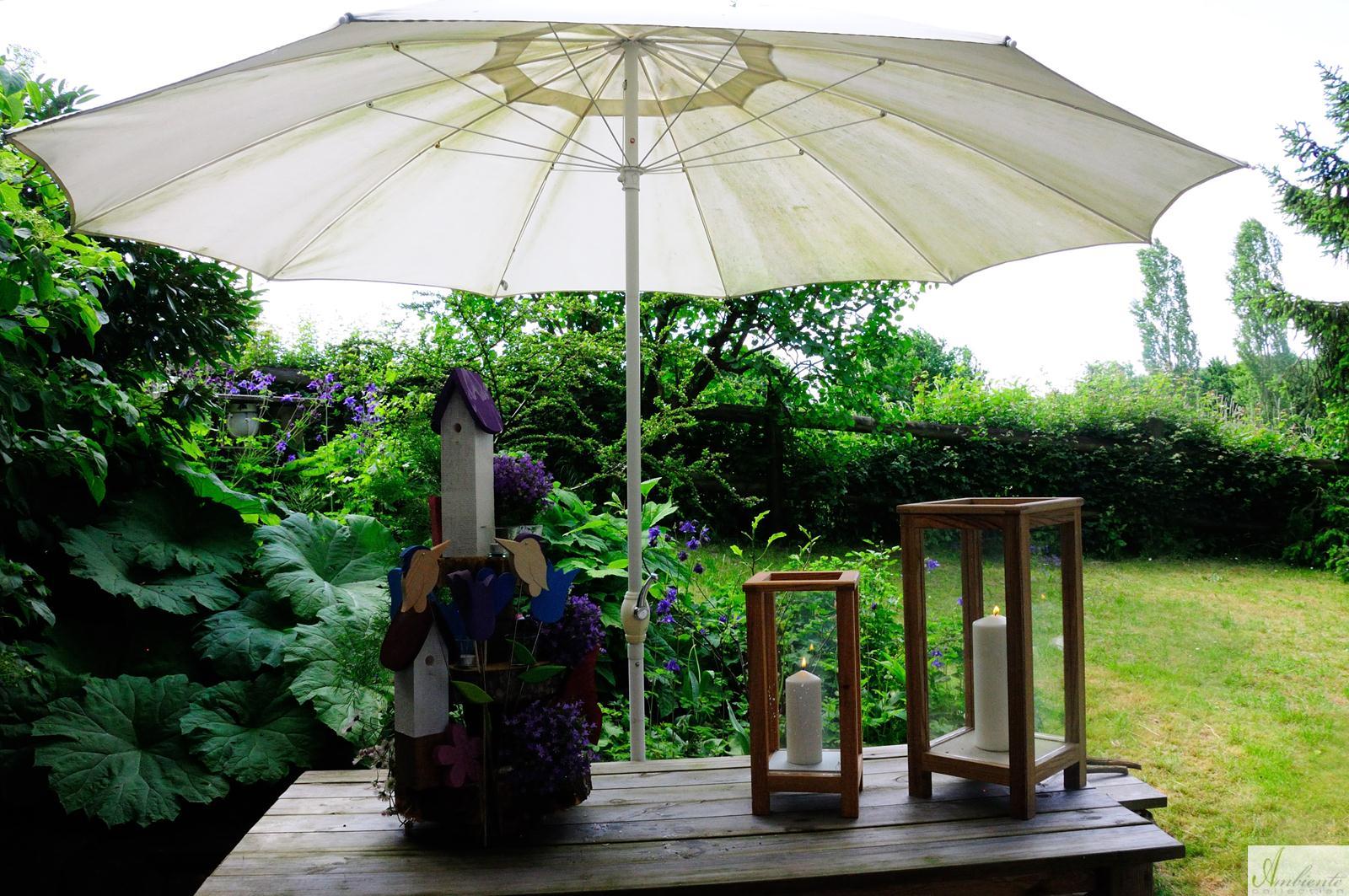 Gartentisch mit Etagere und Windlichtern #gartentisch ©www.ambiente-collection.com
