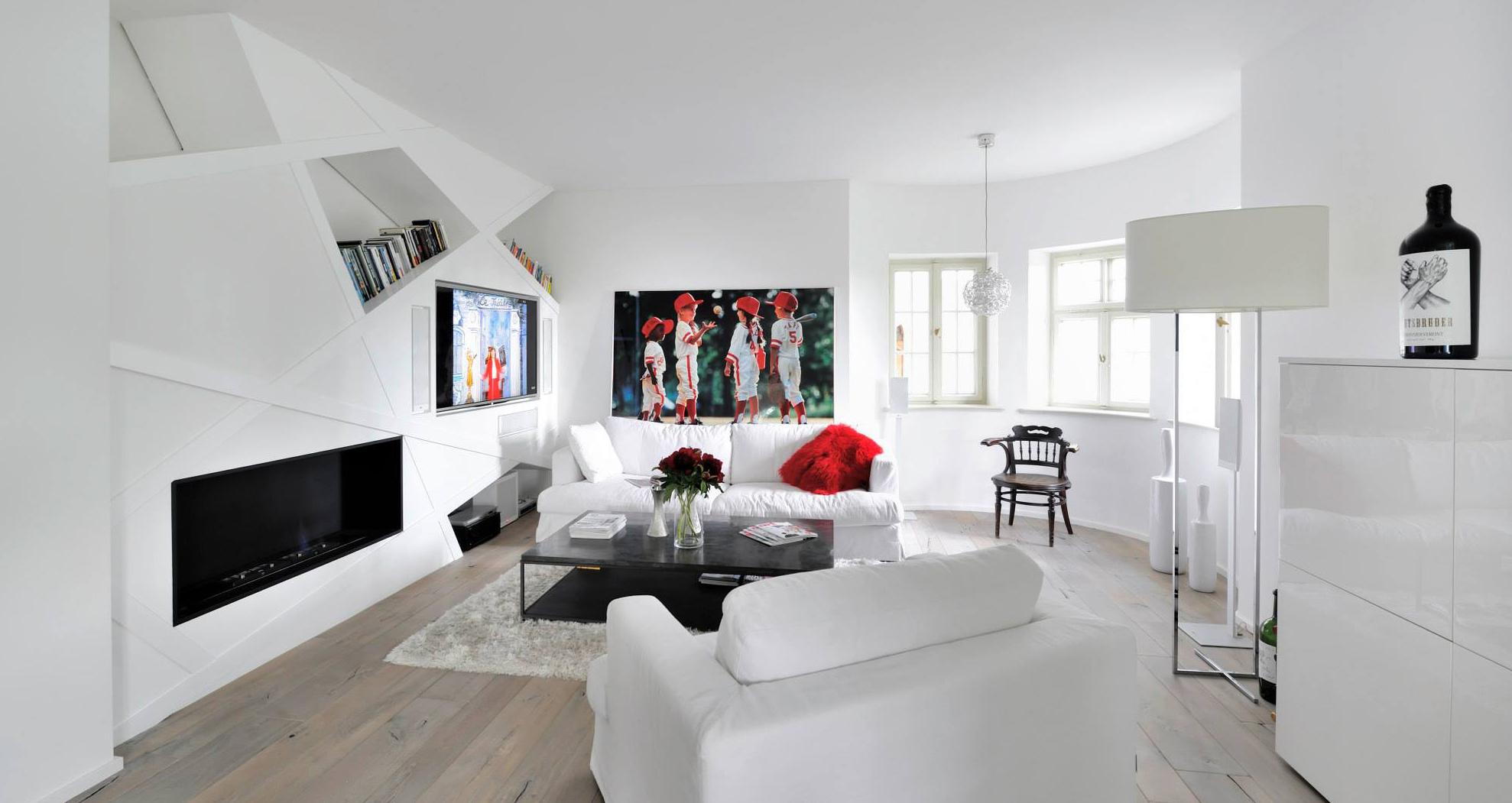 Gartenwohnung in Schäftlarn #bücherregal #wohnzimmer #sofa ©Heerwagen Design Consulting