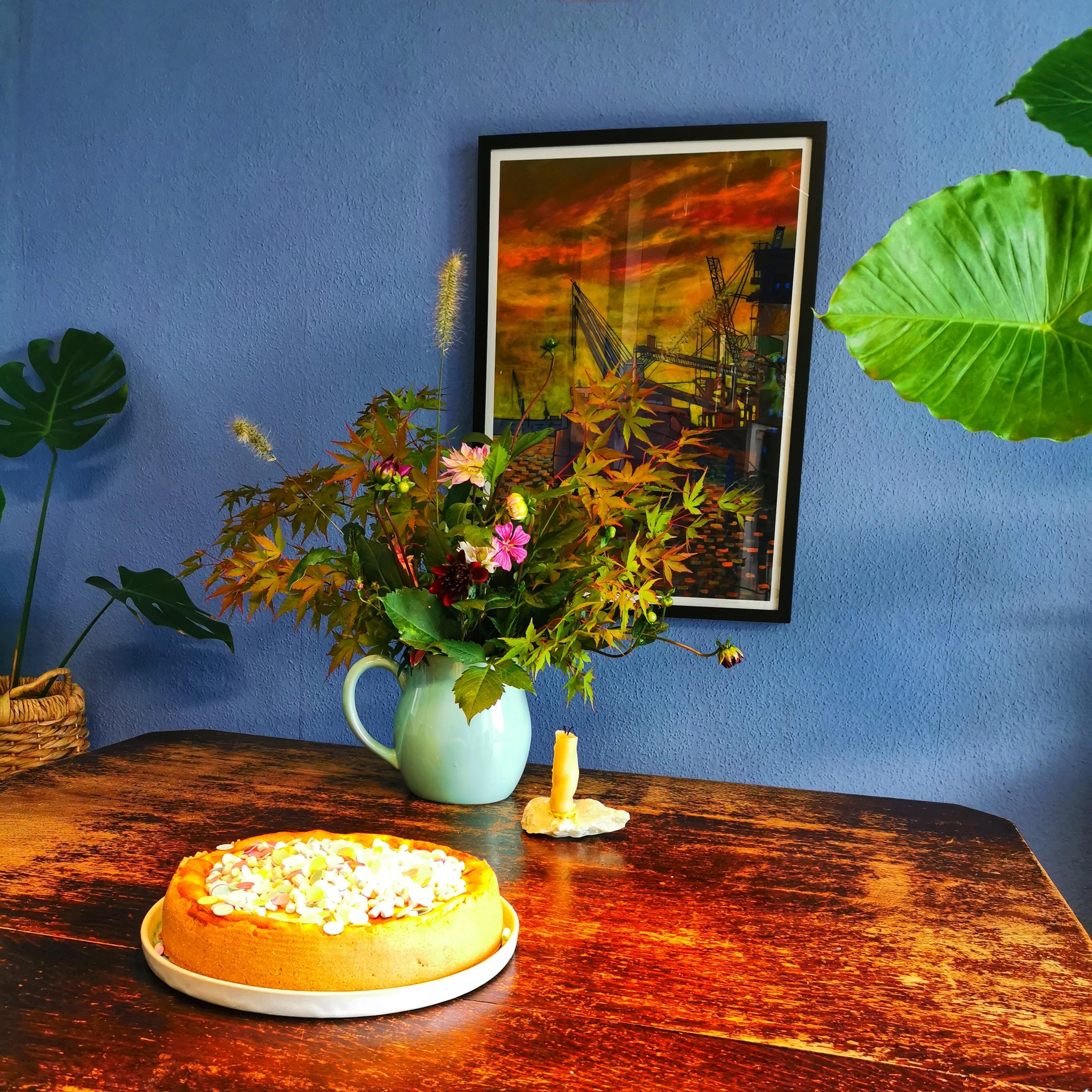 Geburtstagstagstisch 🎂
#käsekuchen #küche #kreidefarbe #dahlien #blumen #blumendeko #küchentisch #blaueküche #Pflanzen 