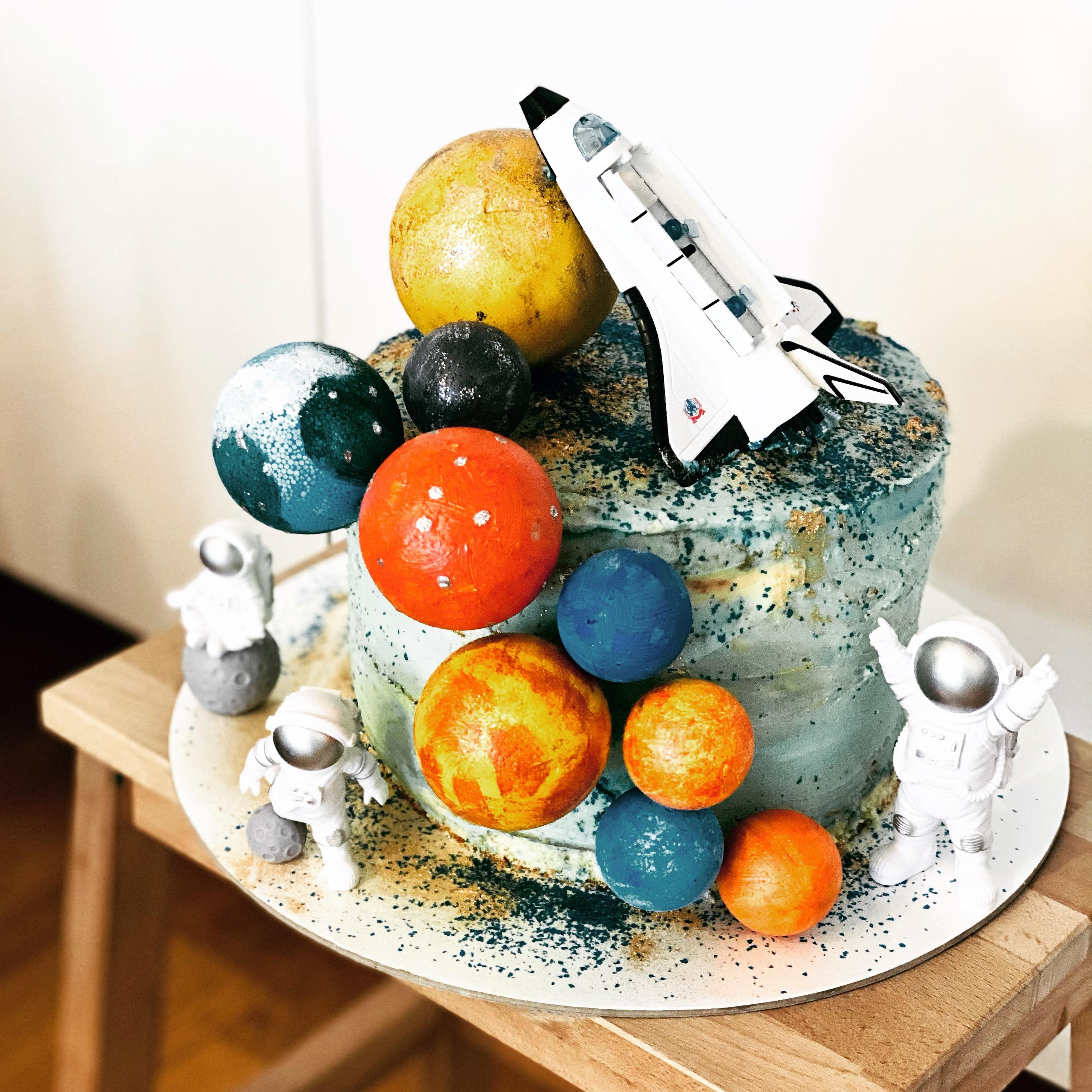 Geburtstagstorte #couchliebt #cake #kuchen #weltraum #kuchenliebe #planeten