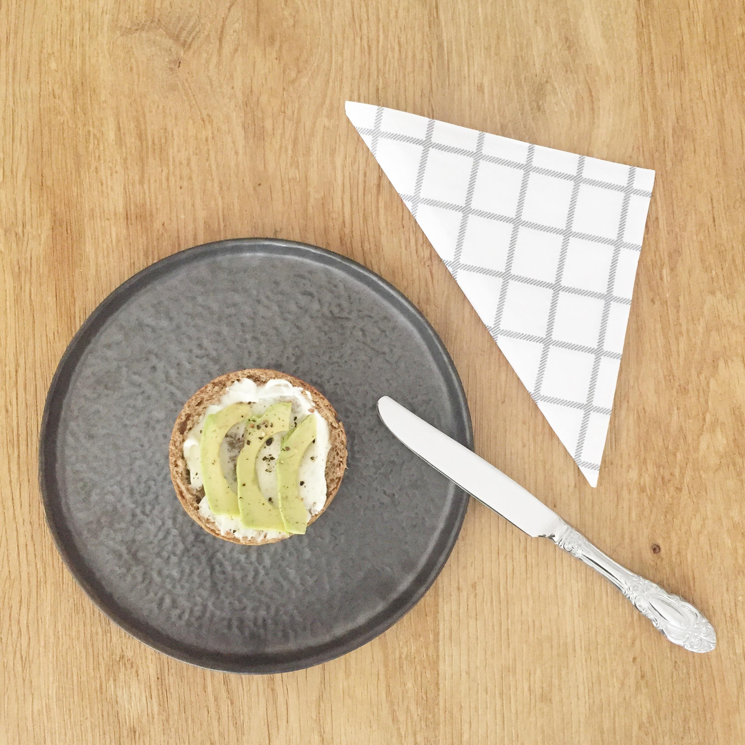Gedecker Tisch ♡ #aufdemtisch #tablesetting #minimalismus #avocado #scandi #gittermuster #frühstück #geschirr #teller