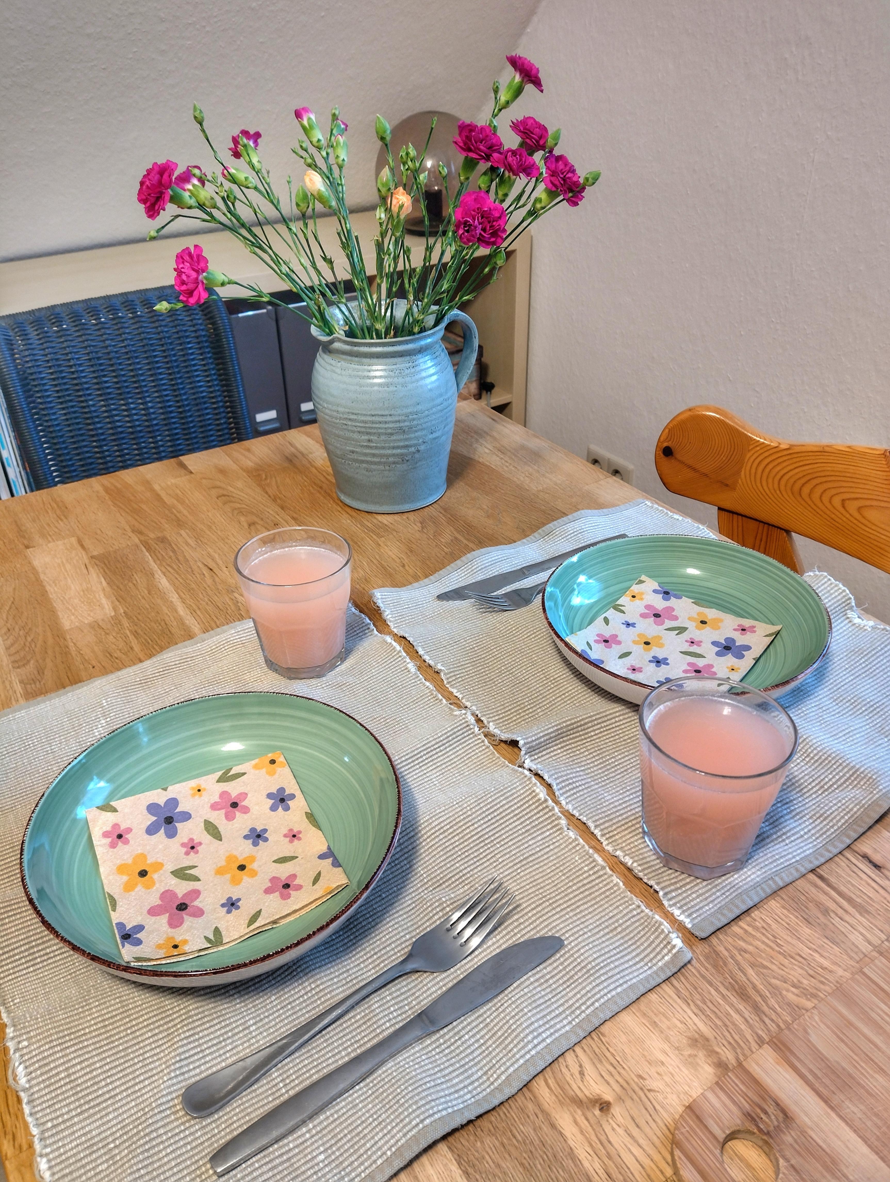 #gedecktertisch #essecke #schrägdach  #frischeblumen #blumenliebe #bunt