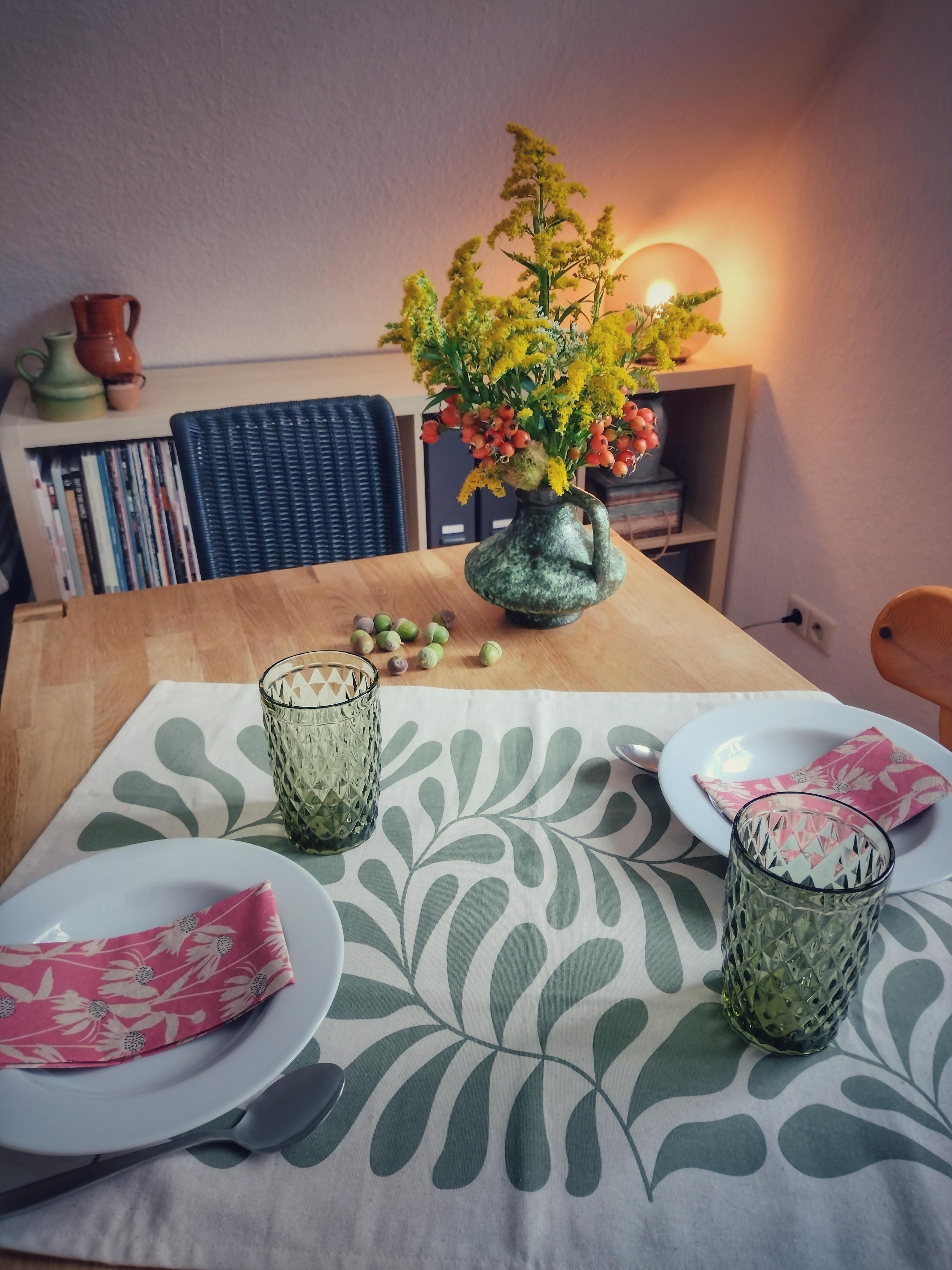 #gedecktertisch #essecke #schrägdach #frischeblumen #herbstlich #dachgeschosswohnung