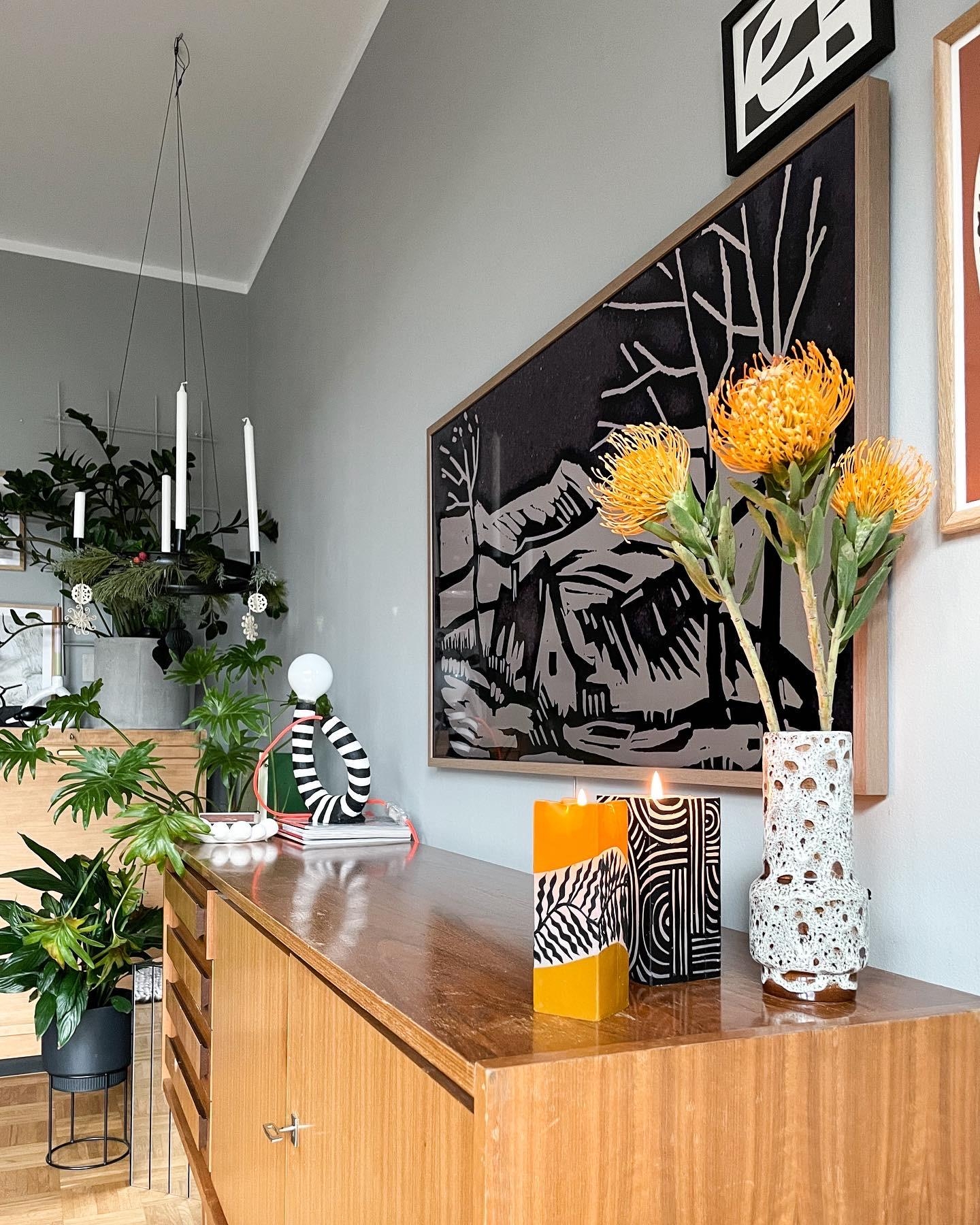 Gegen das Grau ...

#Sideboard #Wohnzimmer #Vintage #Prothea #orange #Pflanzen #Vasenmittwoch #Vasenliebe
