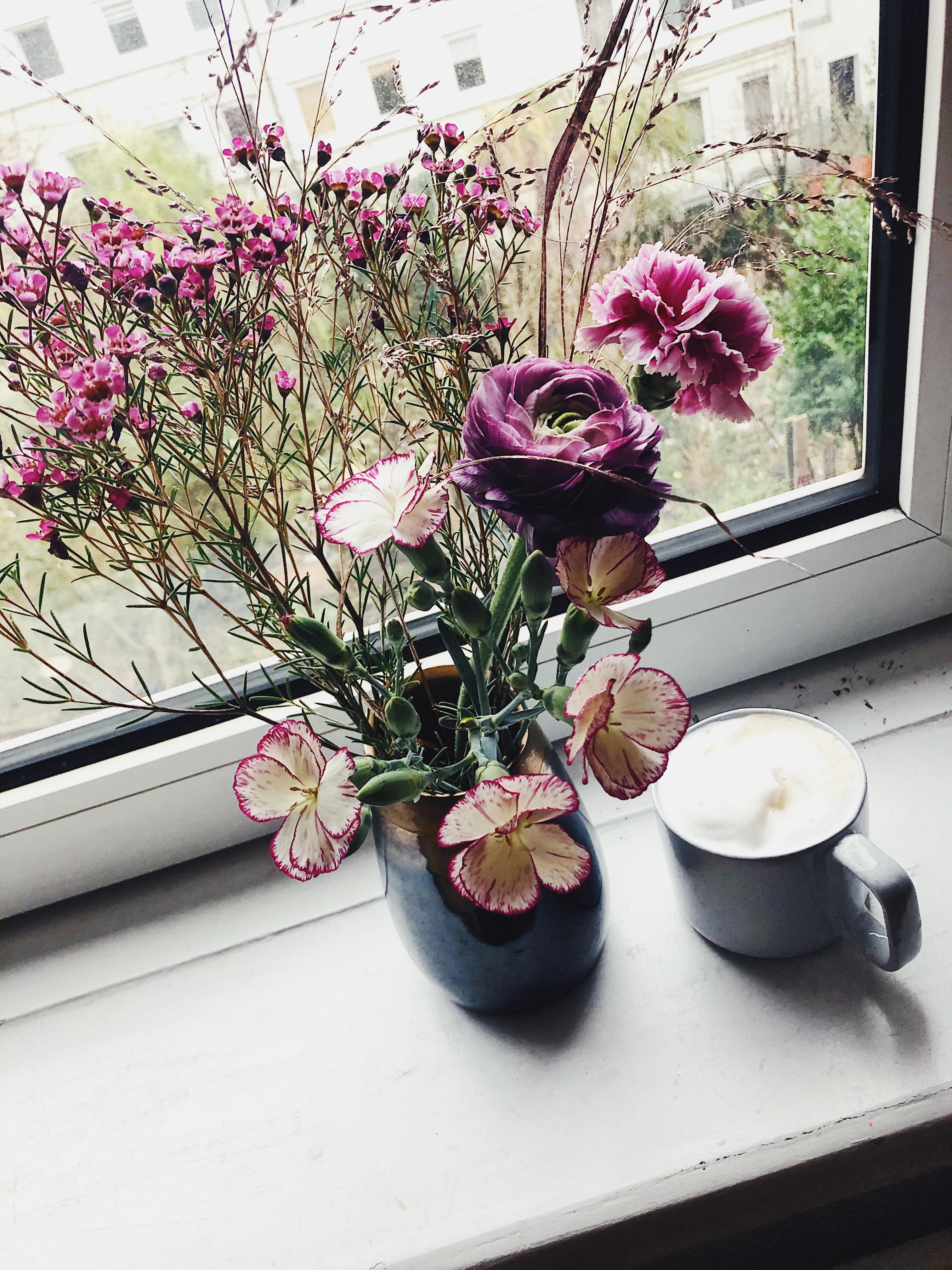 Gegen das Hamburger Grau mit Blumen anfunkeln...
#Blumen #Flowers #Deko #Kaffee #Fensterbank