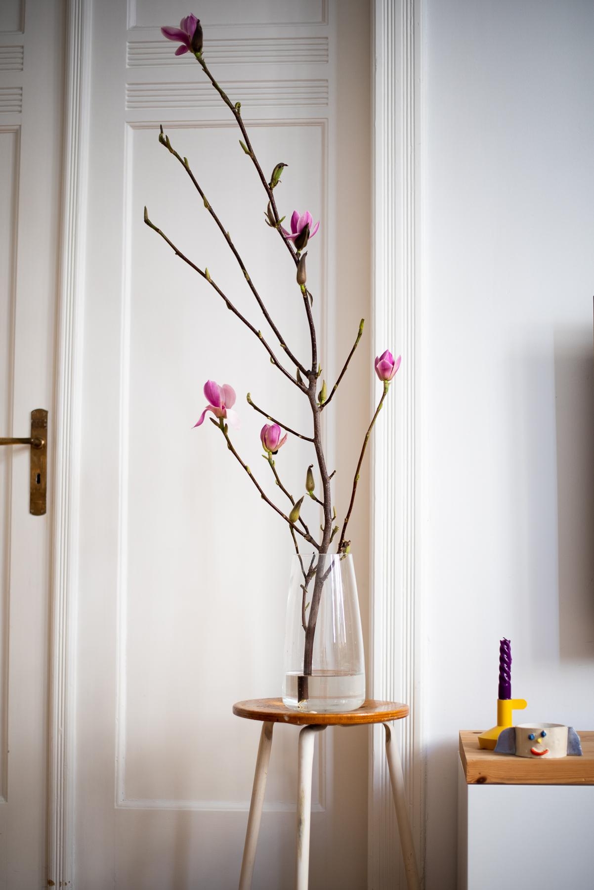 Gegen das triste Wetter! #livingroom #deko #magnolien #vase #interior #altbau 