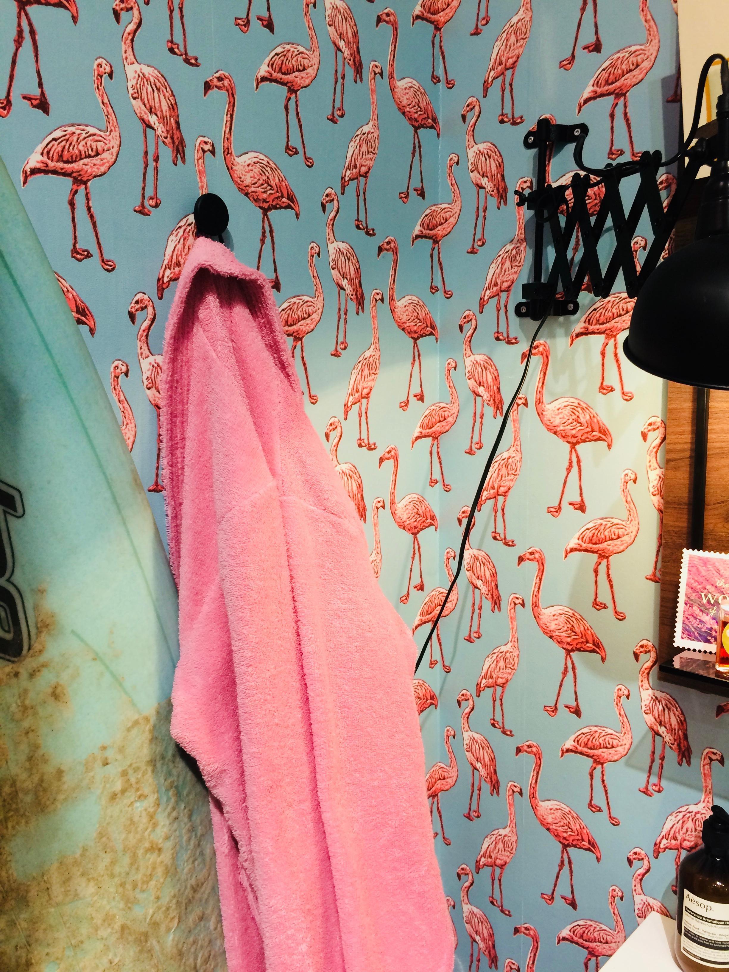 Gegen den #winterblues hilft definitiv diese Tapete 😉 Letzte Woche auf der #imm2018 gespottet. #flamingo #tapete #rosa