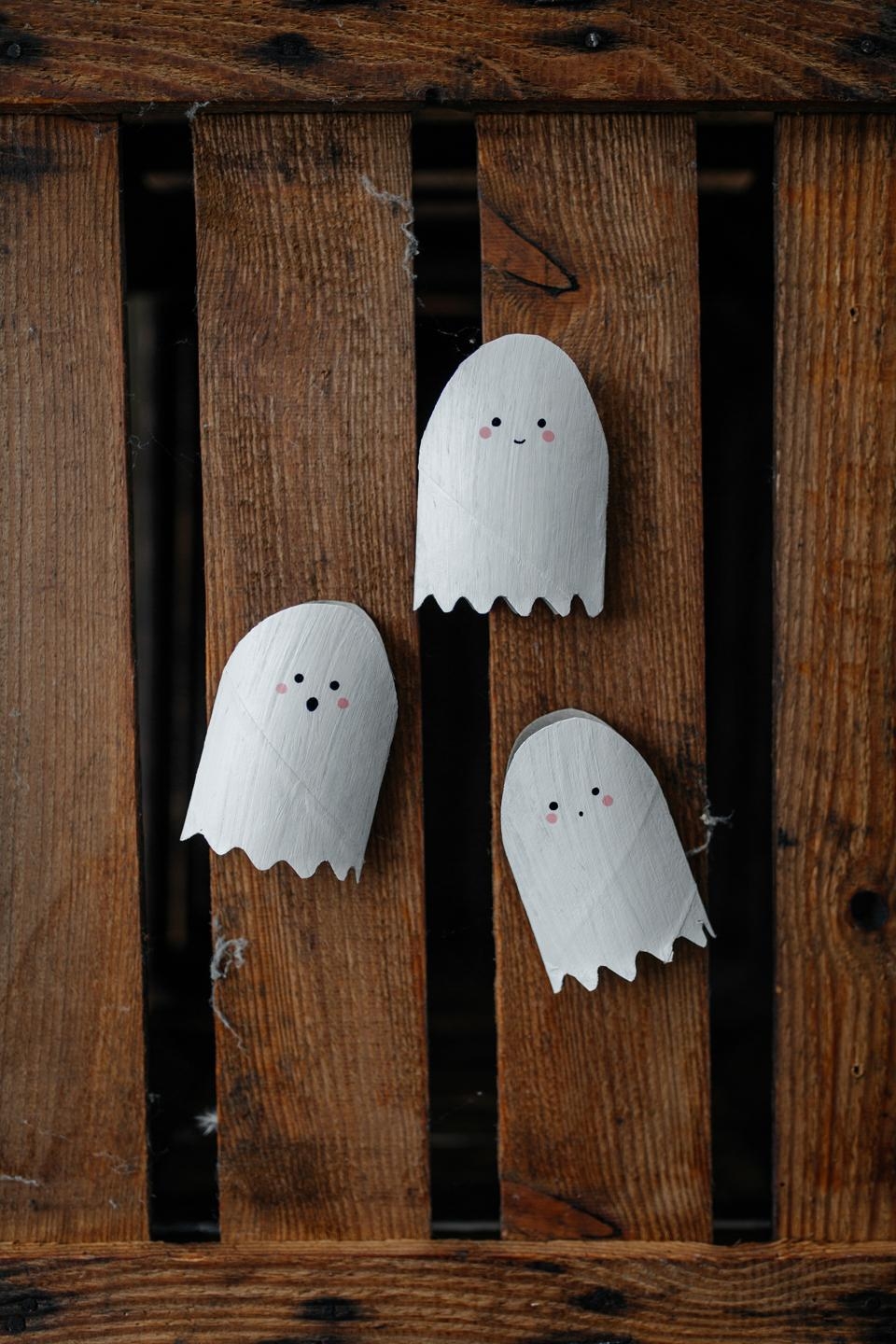 Geister aus Klopapierrollen #diy #kinderdiy #halloween #basteln #kinderzimmer #couchliebt #landleben #cottage
