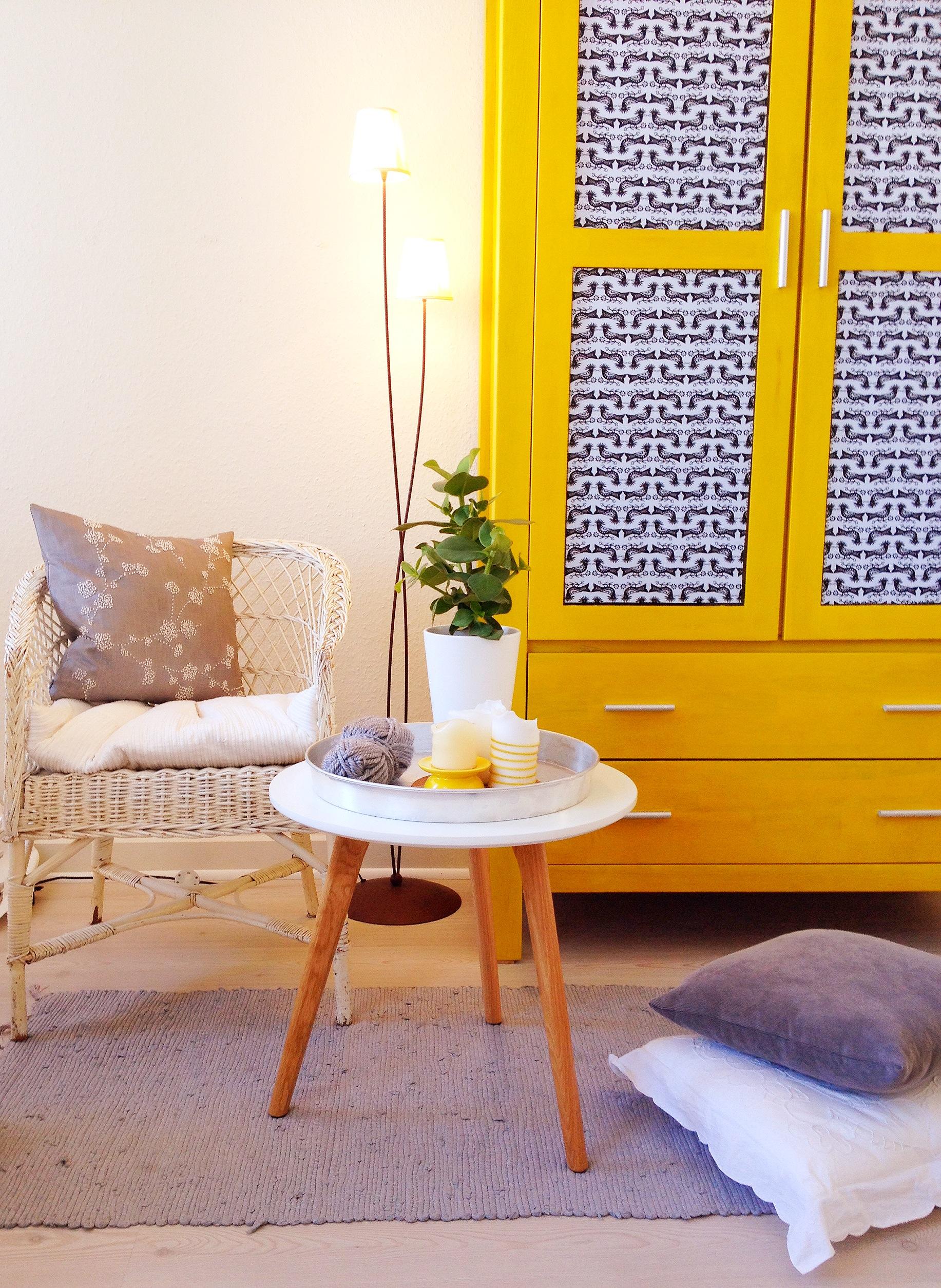 Gelb #beistelltisch #wohnzimmer #schrank #weißerkorbstuhl ©Hannah Lühr-Tanck