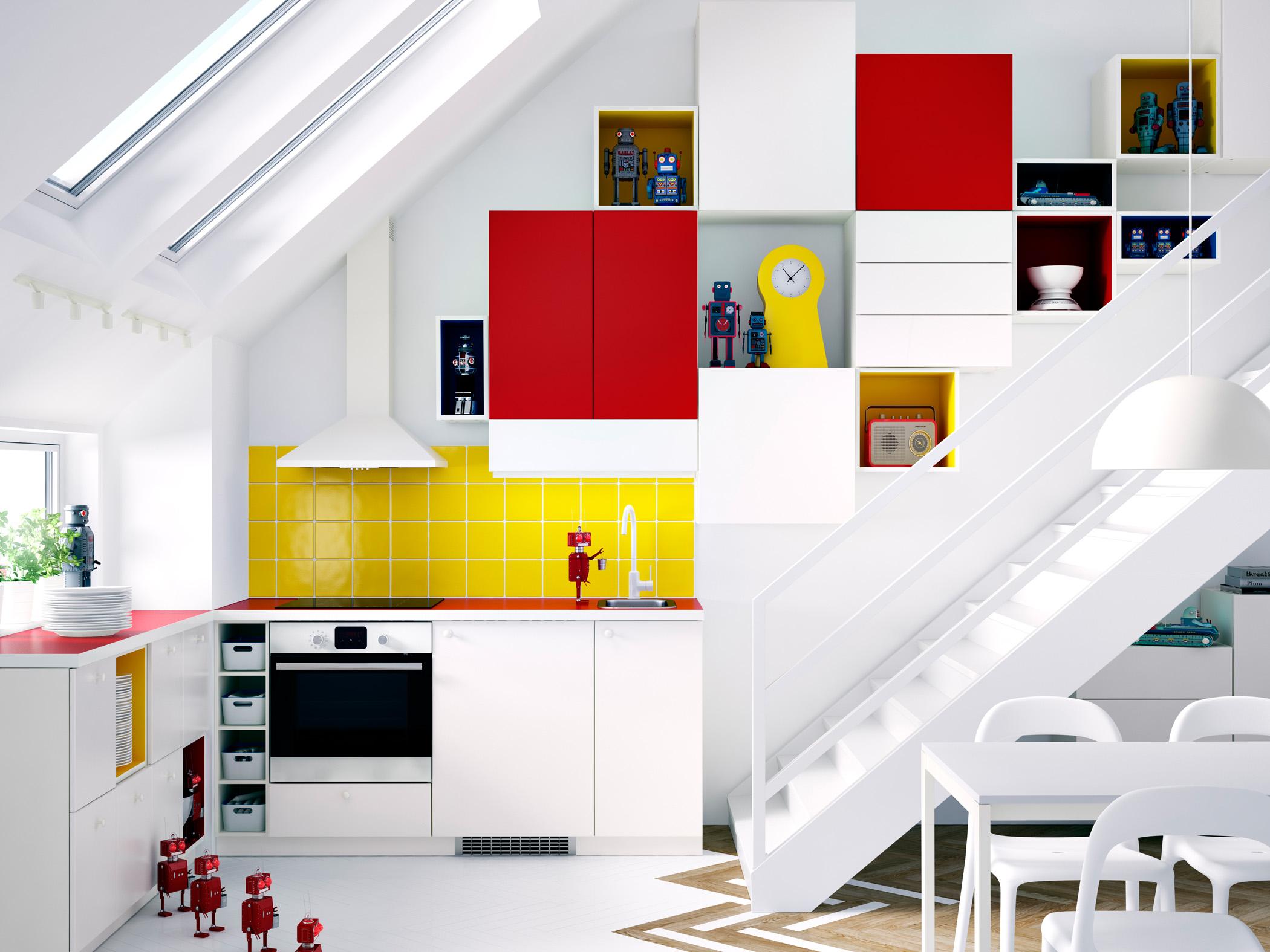 Gelb und Rot in der Küche #stuhl #dachschräge #esstisch #hängeschrank #ikea #weißerstuhl #weißerküchenschrank #dachschrägenfenster ©Inter IKEA Systems B.V.