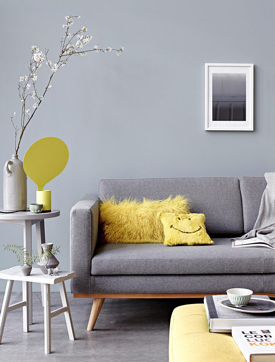 Gelbe Accessoires mit Charme lockern ein geradliniges Ambiente auf #wohnzimmer ©Peter Fehrentz