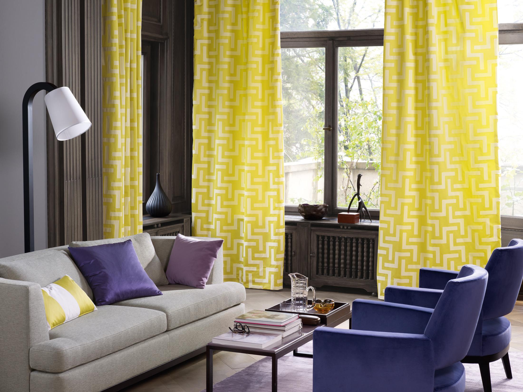 Gelbe Vorhänge als Farbtupfer #couchtisch #eklektisch #sessel #stehlampe #vorhang #sofa #grauessofa #lampe ©Zimmer + Rohde