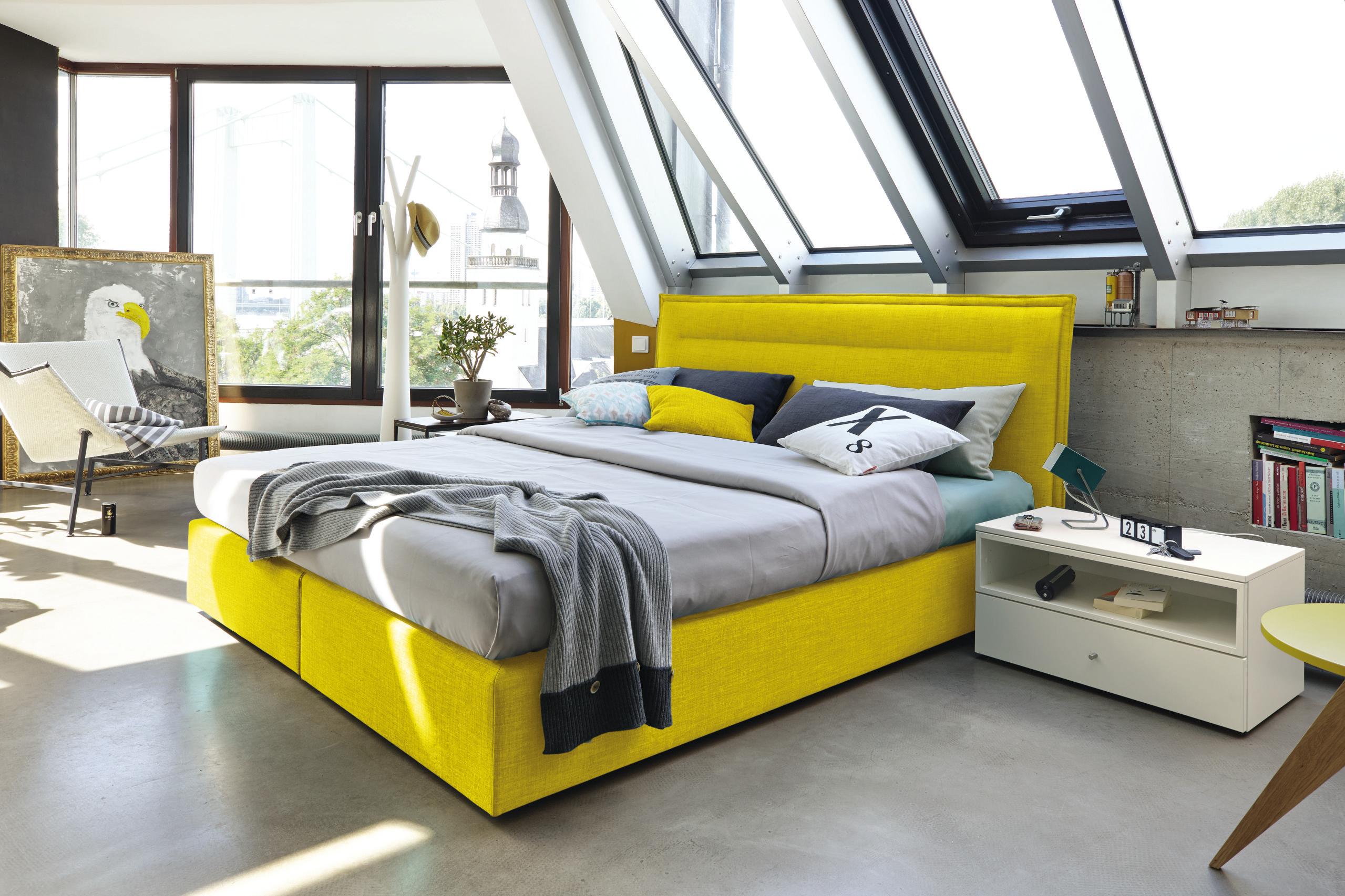 Gelbes Boxspringbett als Farbakzent #betonboden #weißernachttisch #boxspringbett #zimmergestaltung ©now! by hülsta