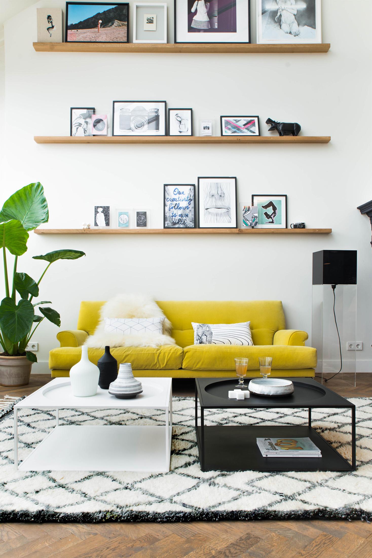 Gelbes Sofa trifft auf klassische Couchtische #couchtisch #wandregal #teppich #sofa #weißercouchtisch #hölzerneswandregal #gelbessofa ©HK living