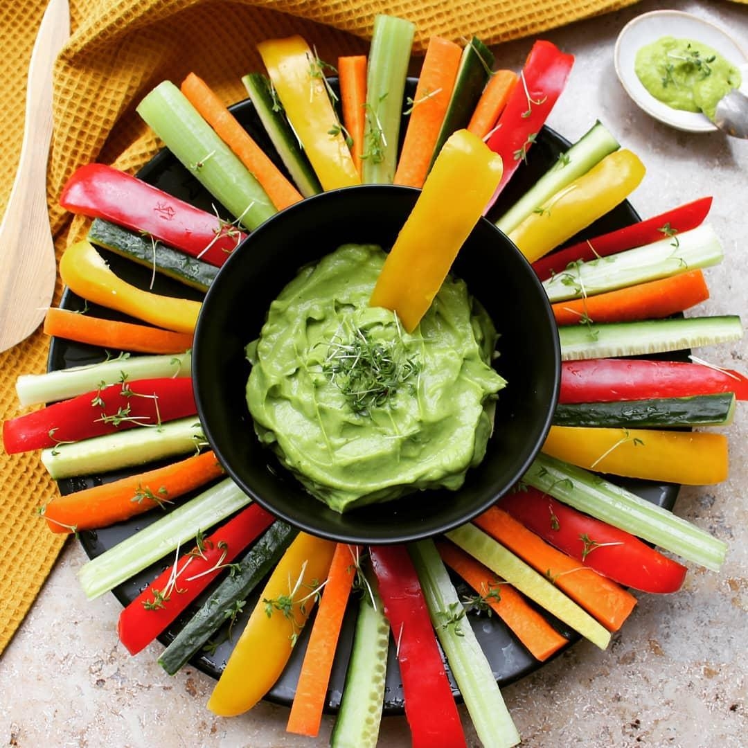 Gemuesestifte mit Avocado-Wasabi-Dip von @kissmeveggie auf Instagram #partyfood #snack #fingerfood
