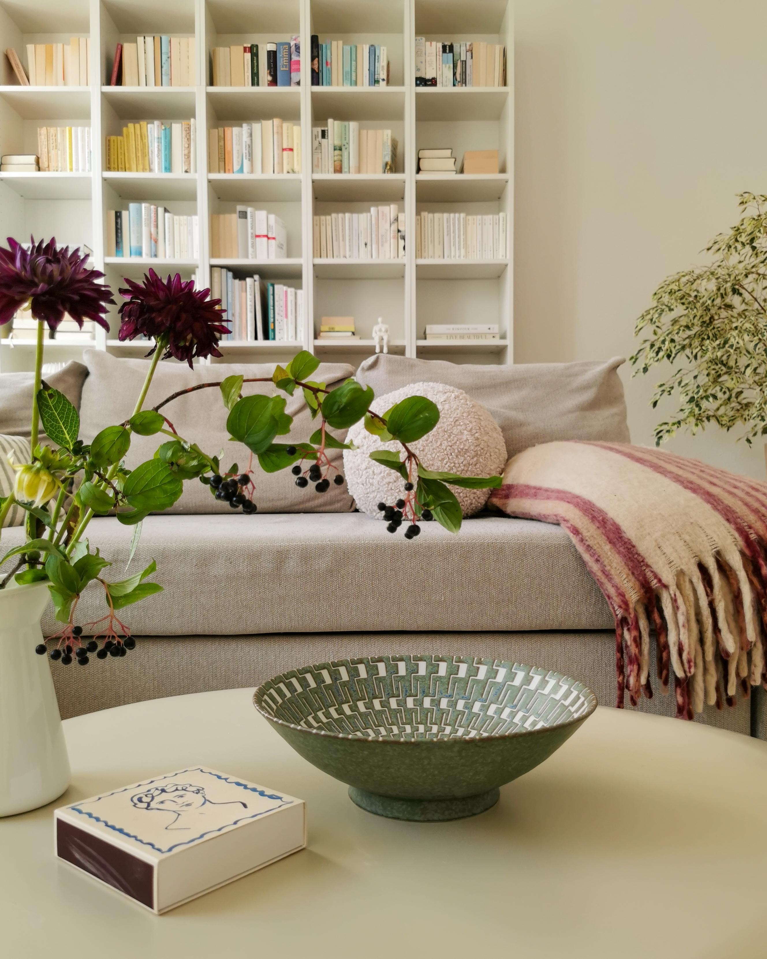 #gemütlich im #wohnzimmer 🧶📚

#livingchallenge #wohnzimmer #sofa #Bücher 