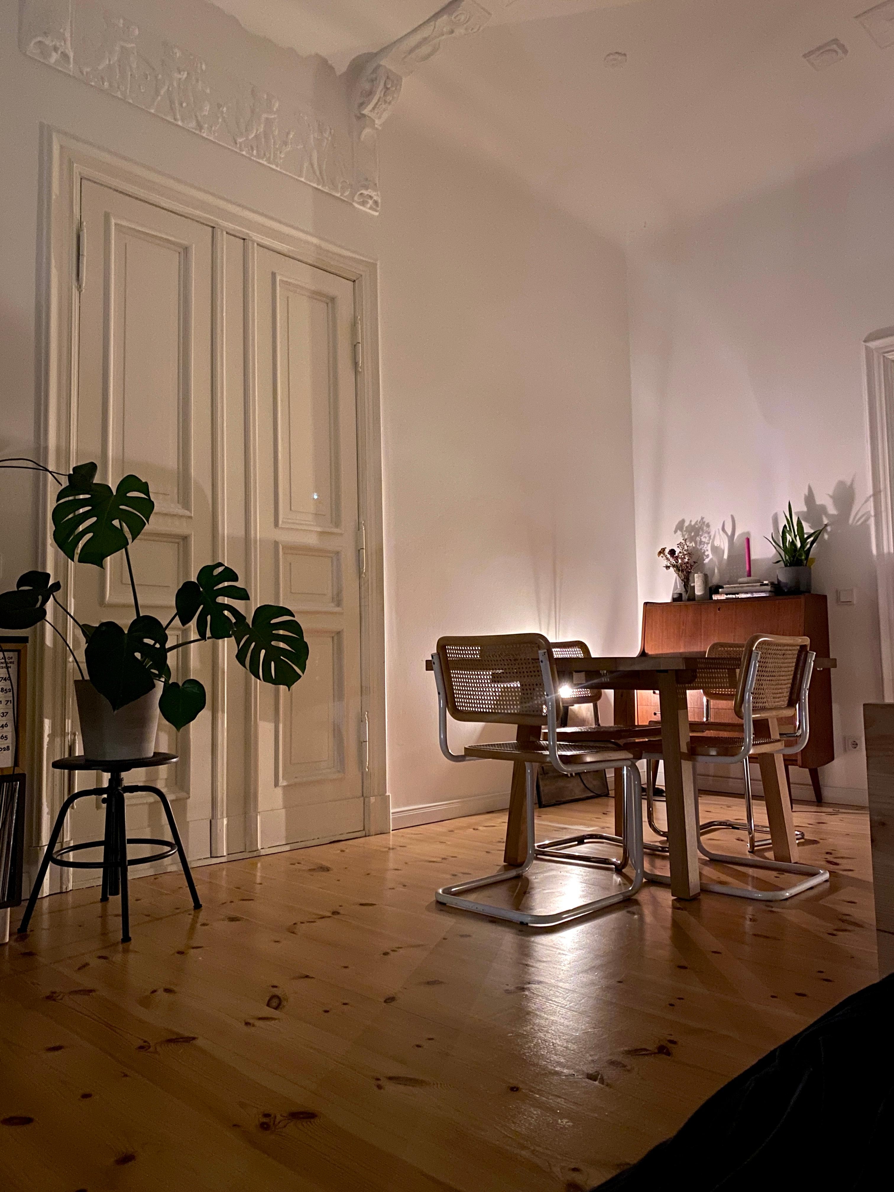 Gemütliche Abendstimmung am Sonntag. 

#wohnzimmer #altbau #vintage #cozy #wood #couchliebt #couchstyle