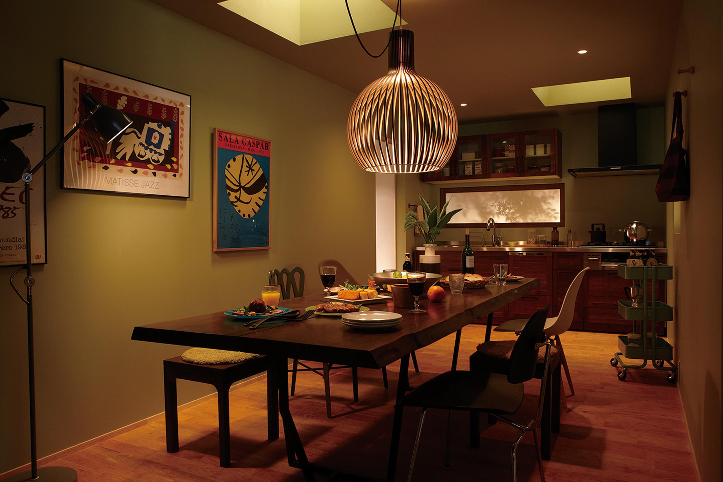 Gemütliche Atmosphäre durch Deckenfenster #stuhl #stehlampe #küchenschrank #lampe #tisch ©Secto Design
