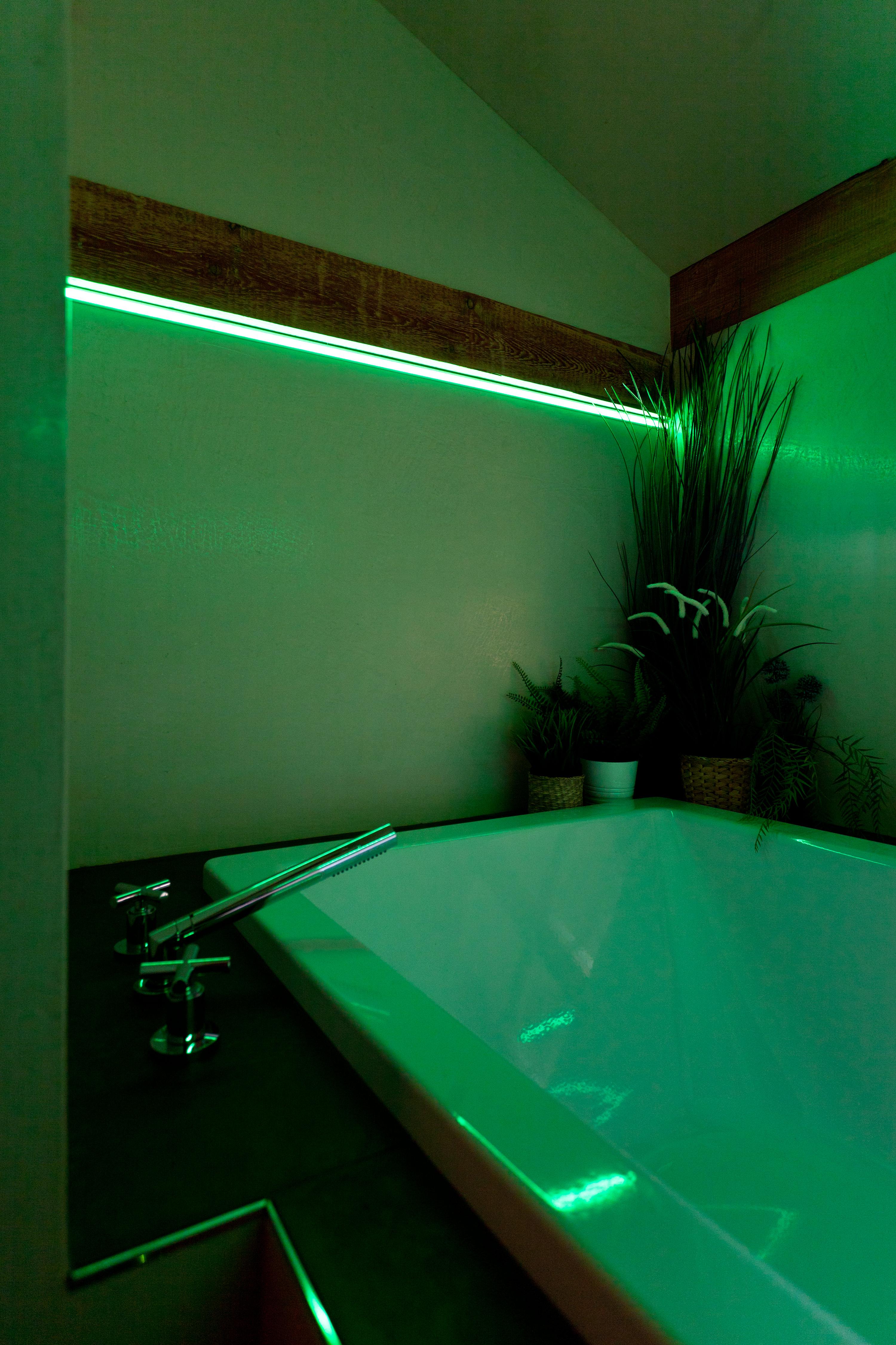 Gemütliche Badewanne mit farbigem LED-Lichtkonzept #banovo #badsanierung #badrenovierung #landhausflair #badewanne #LED