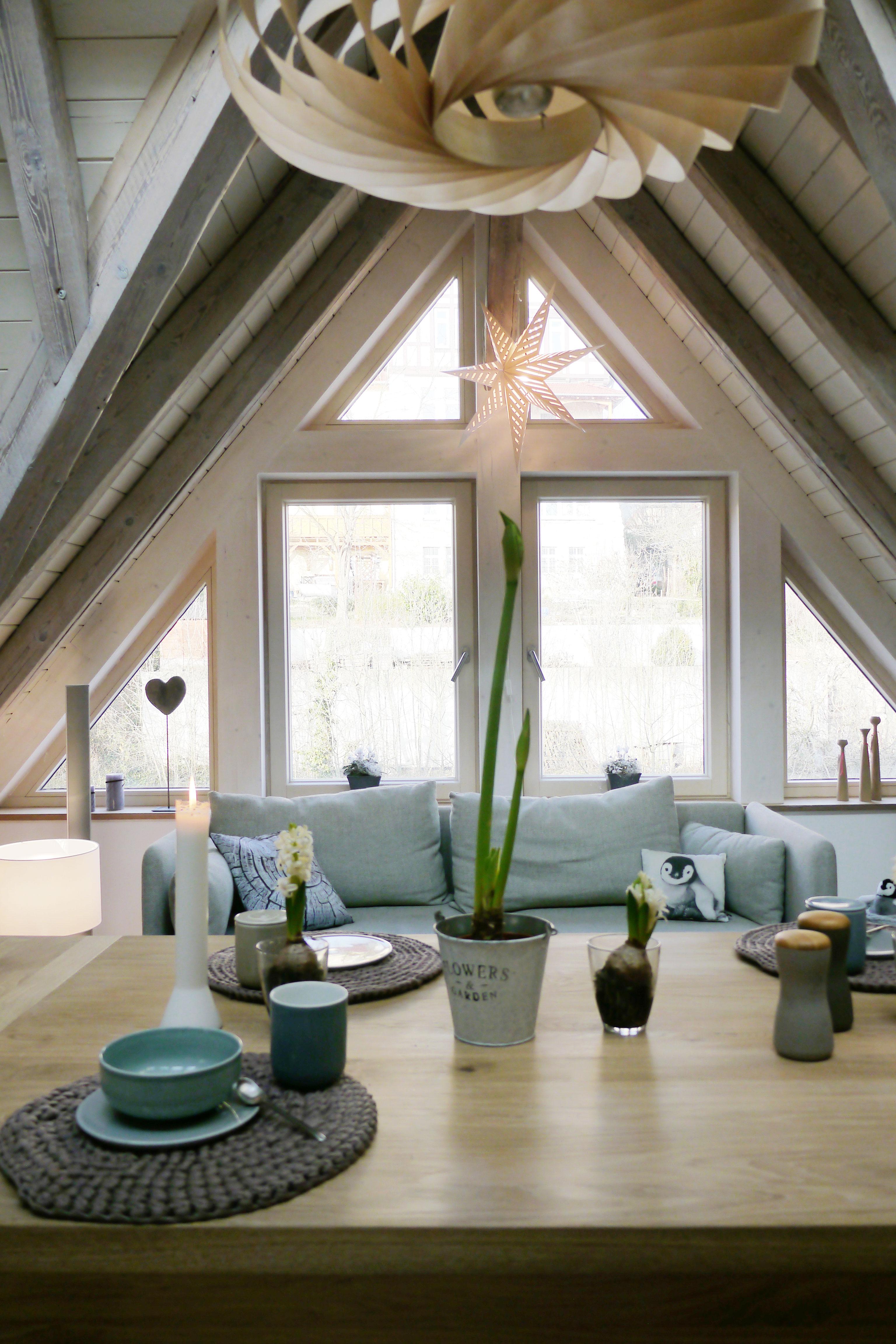 Gemütliche Couchecke und Esstisch #dachgeschoss #wohnzimmer #dachboden #pendelleuchte ©HolzDesignPur