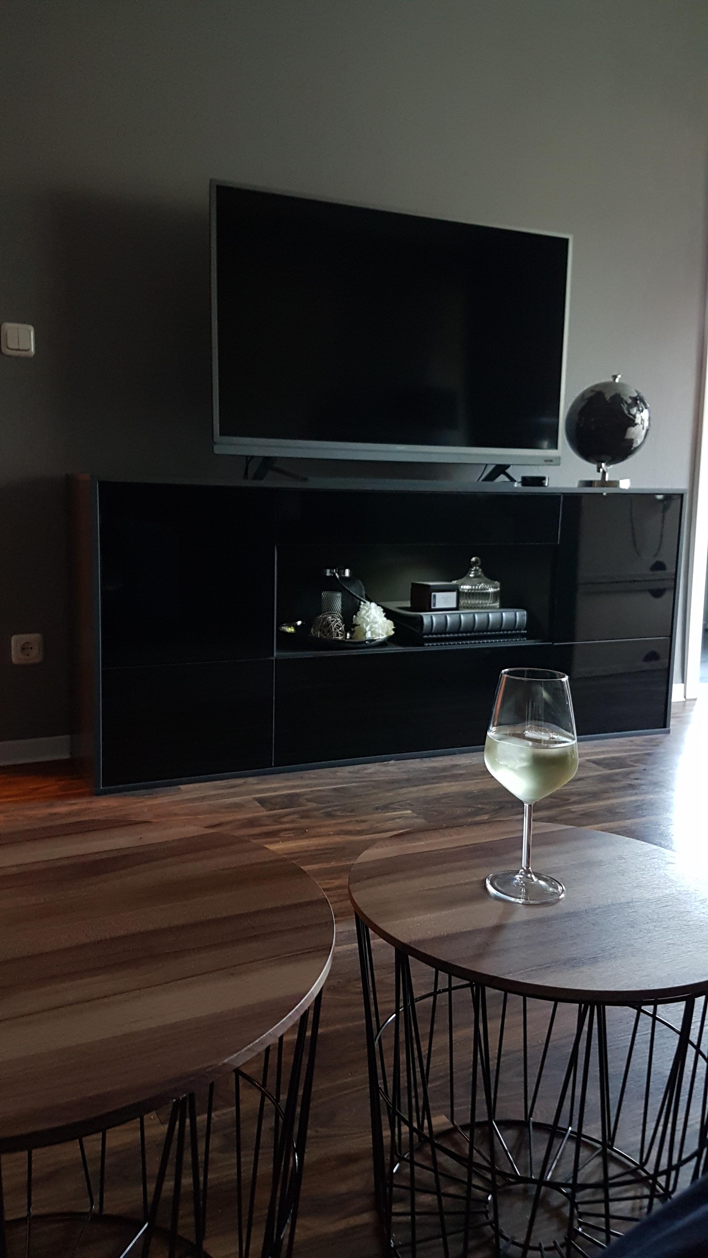 Gemütliche Eleganz 

#wine #grey #black #dark #cozy #elegant #room #livingroom #design #interior #decor 