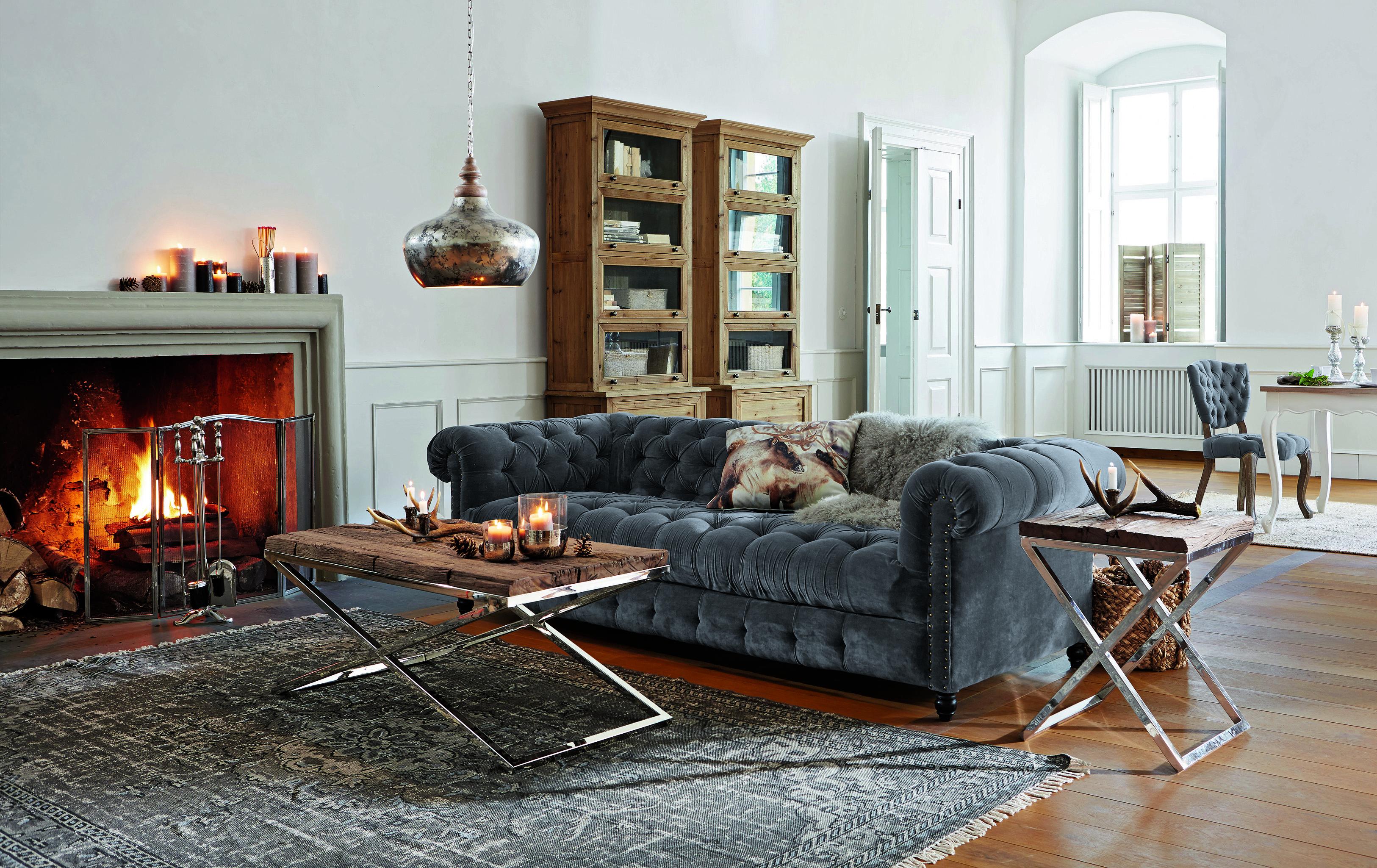 Gemütliche Kaminstunden #couchtisch #regal #teppich #kamin #wohnzimmer #sofa #lampe ©LOBERON