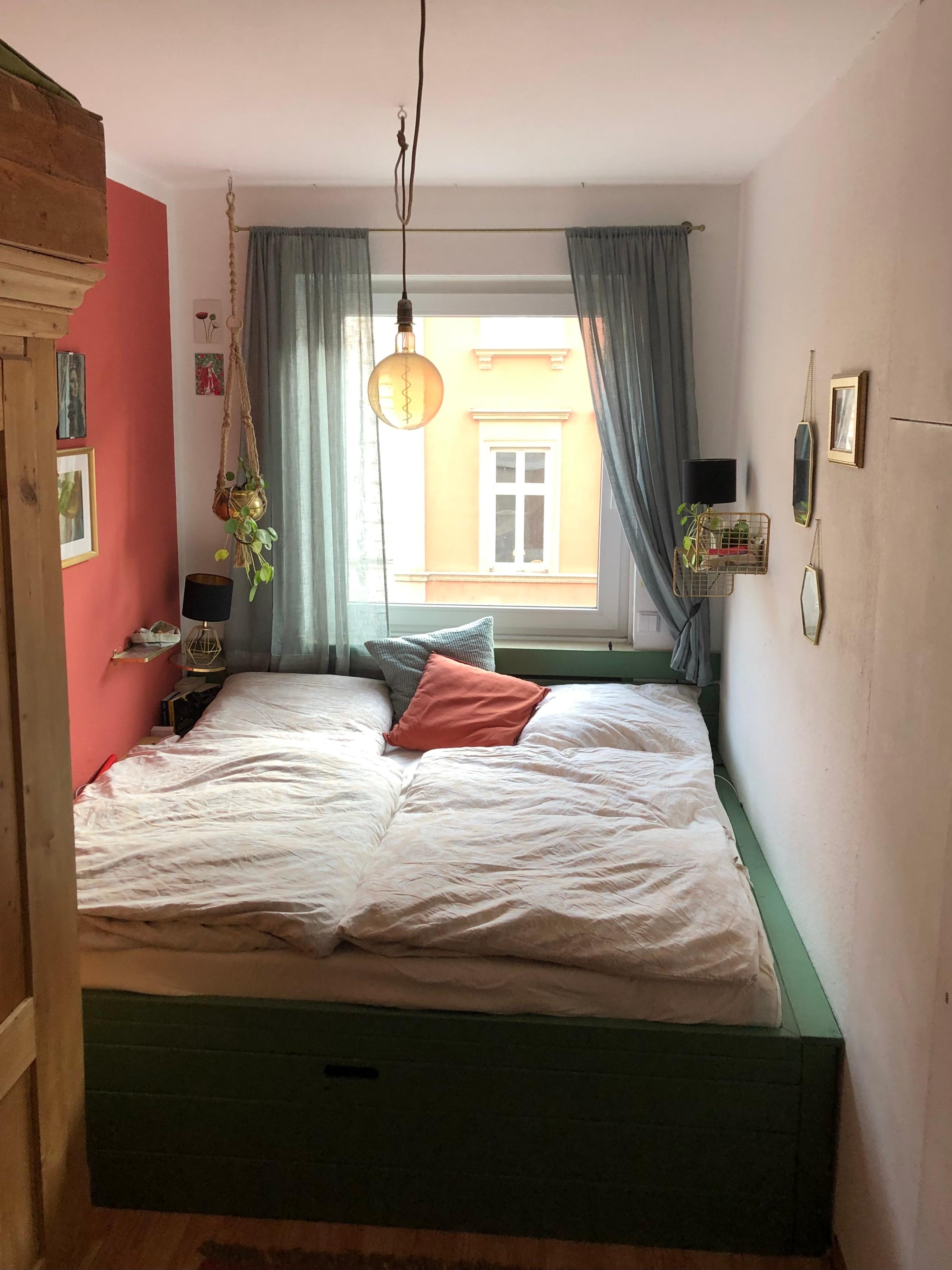 gemütliche Koje #schlafzimmer #tiny #kleinerraum #rotundgrün #rotewandfarbe