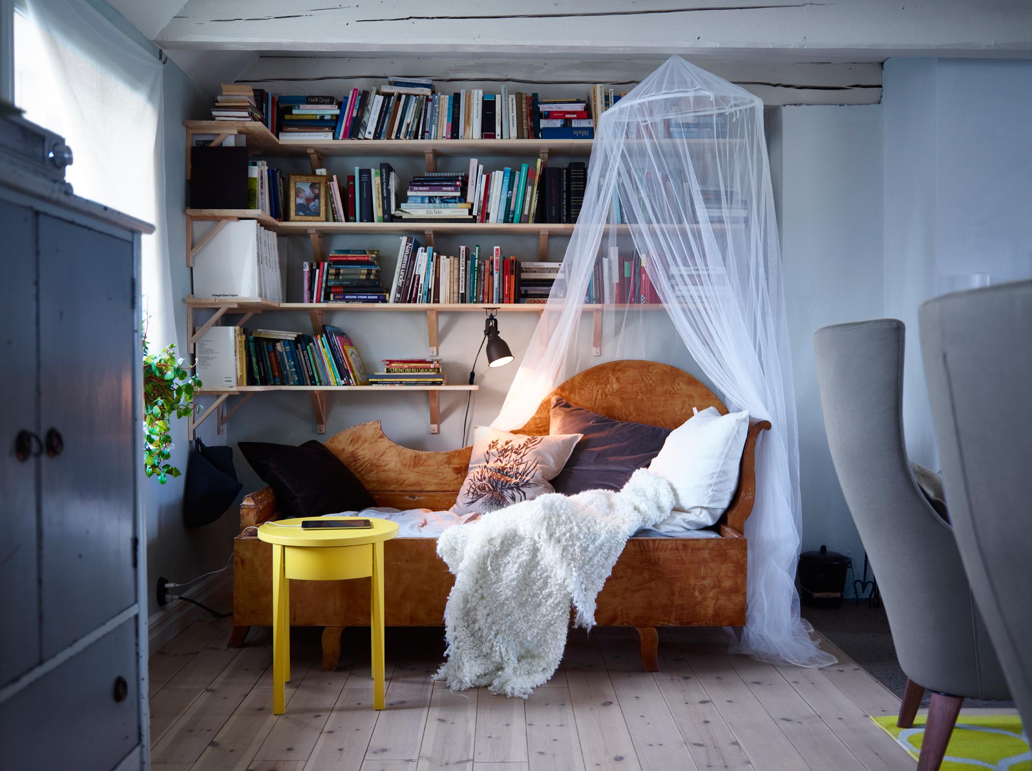 Gemütliche Leseecke im Wohnzimmer #bett #ikea #leseecke #grauersessel #wandboard #moskitonetz #zimmergestaltung ©Inter IKEA Systems B.V.
