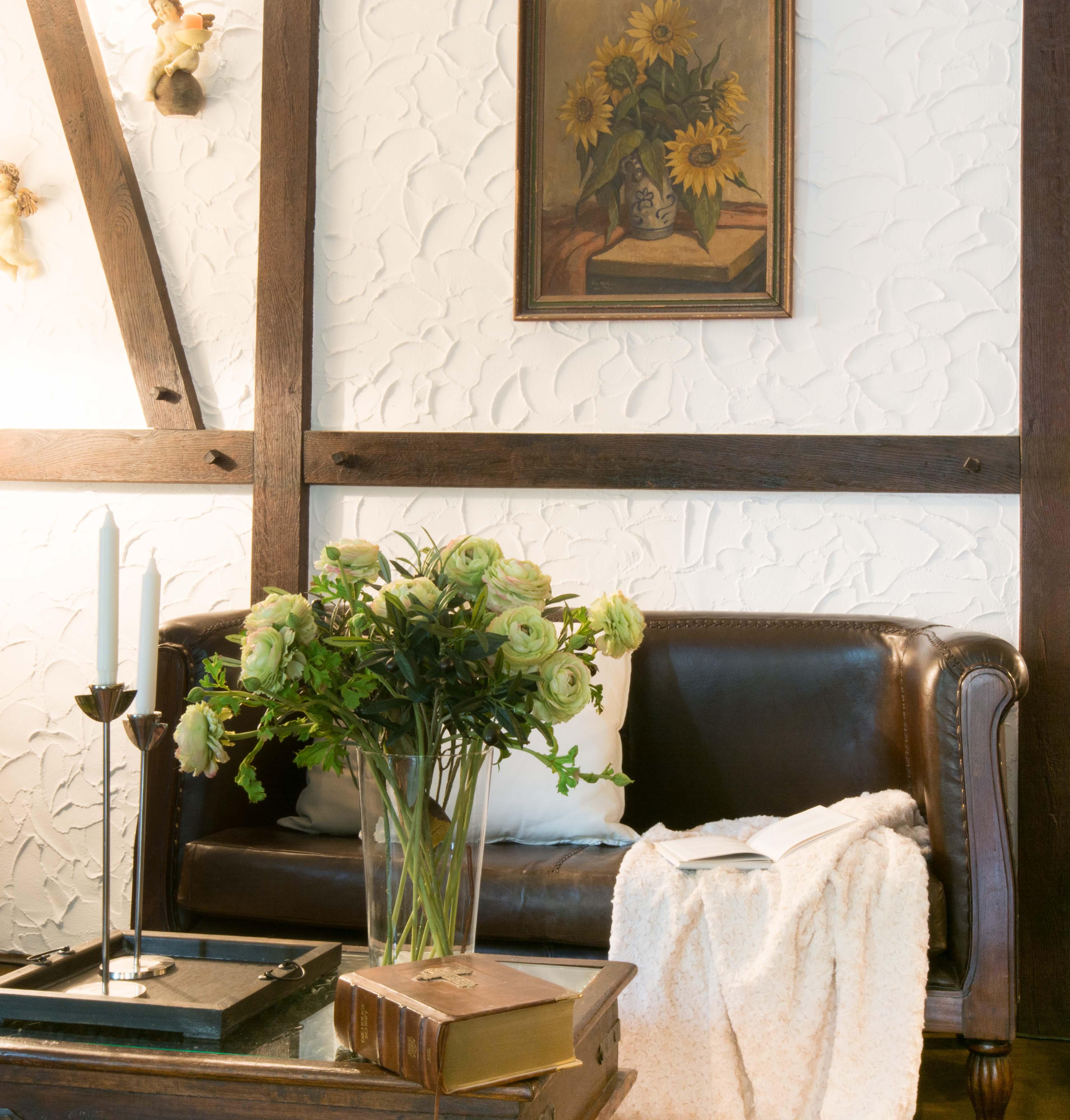 Gemütliche Sitzecke #ledersofa #holzbalken #sofa ©Luna Homestaging