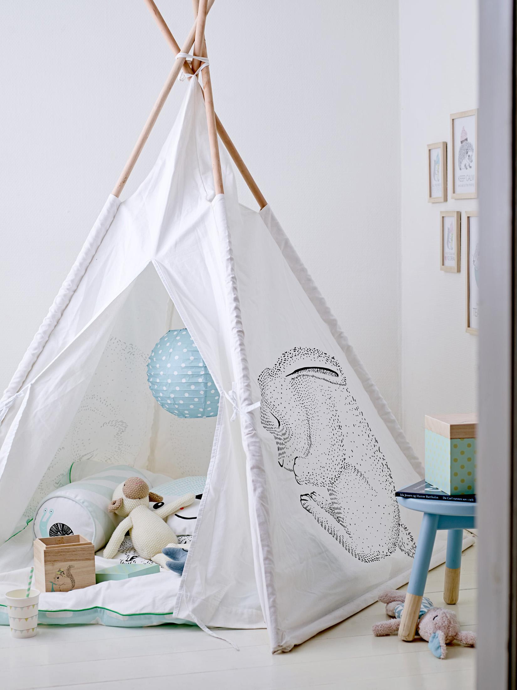 Gemütliche Spielecke mit Zelt im Kinderzimmer #hocker #kissen #lampion #zelt #zimmergestaltung ©Bloomingville