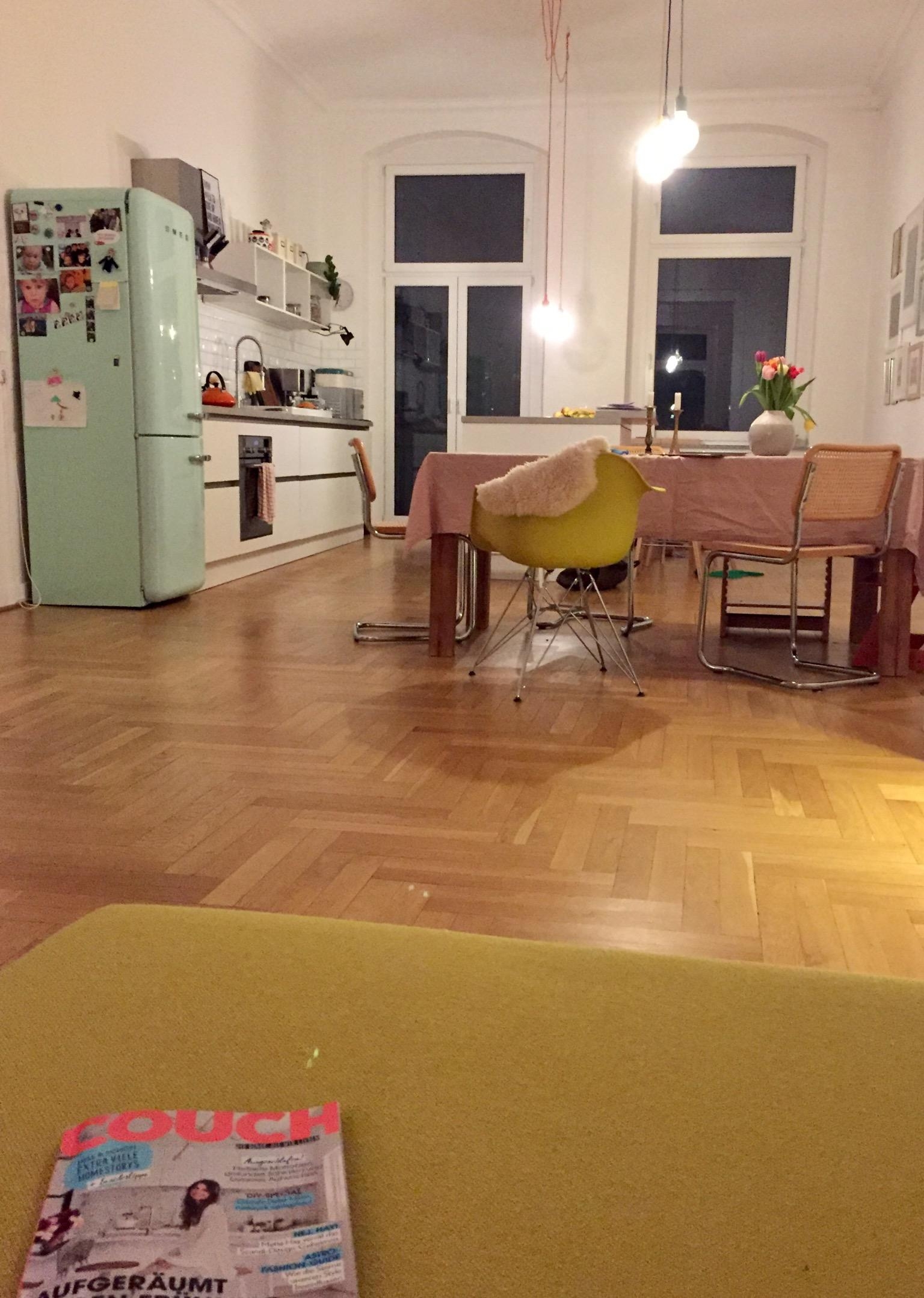 Gemütlicher Abend mit inspirierender Lektüre 😉 #couchmag #küche #esstisch #smeg #farbe #tischdecke #altbau #lesen
