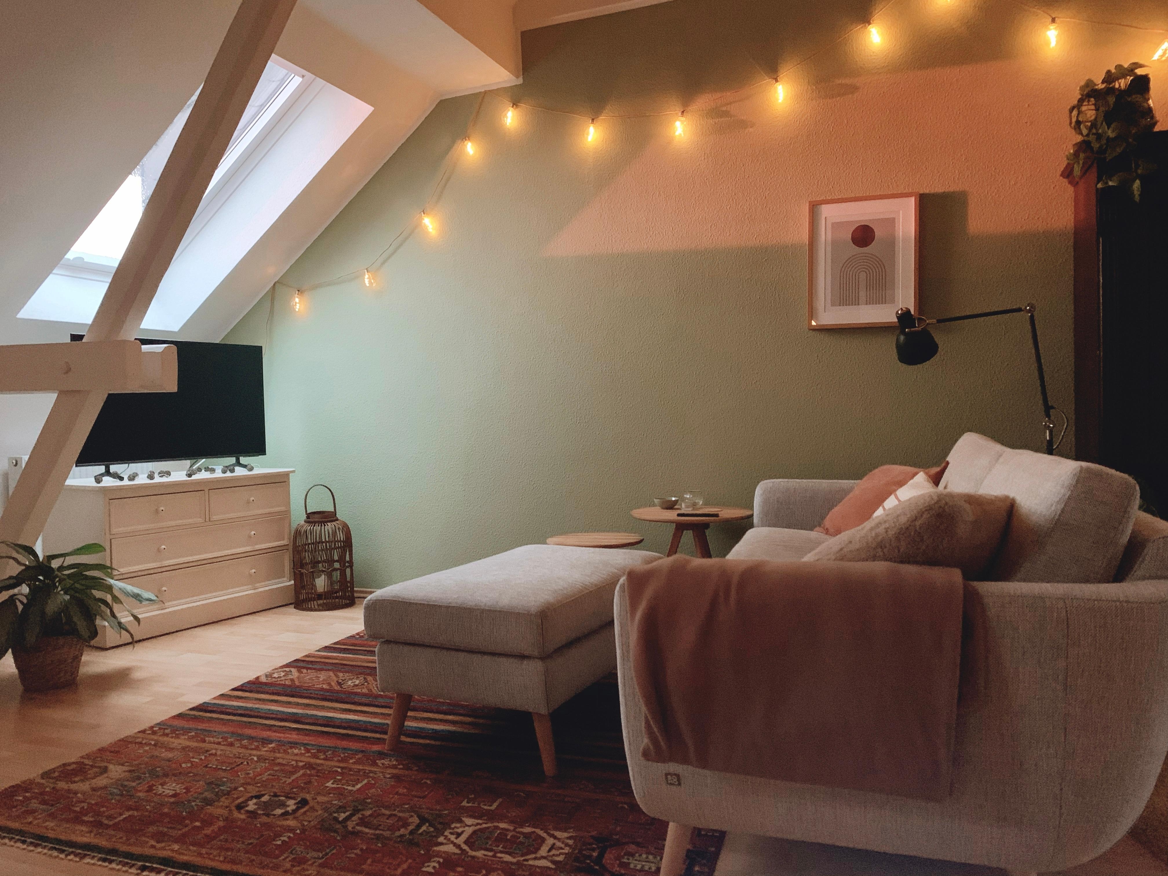 Gemütlicher Couchabend:)

#couch #sofa #lichterkette #teppich #Pflanzen #kissen #gemütlich