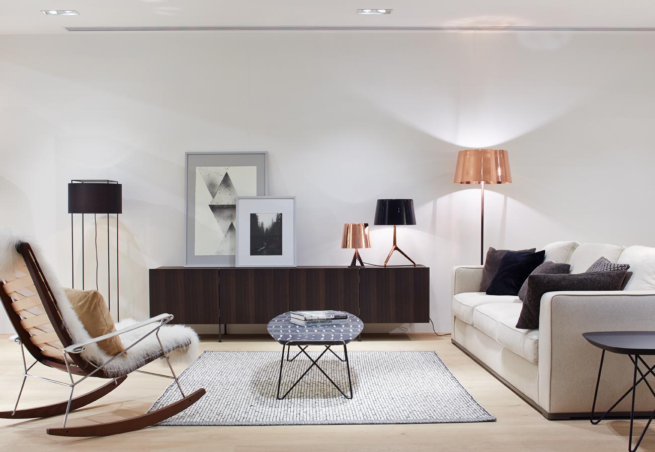 gemütlicher Wohnbereich #kommode #schaukelstuhl #sofa ©Gärtner Int. Möbel