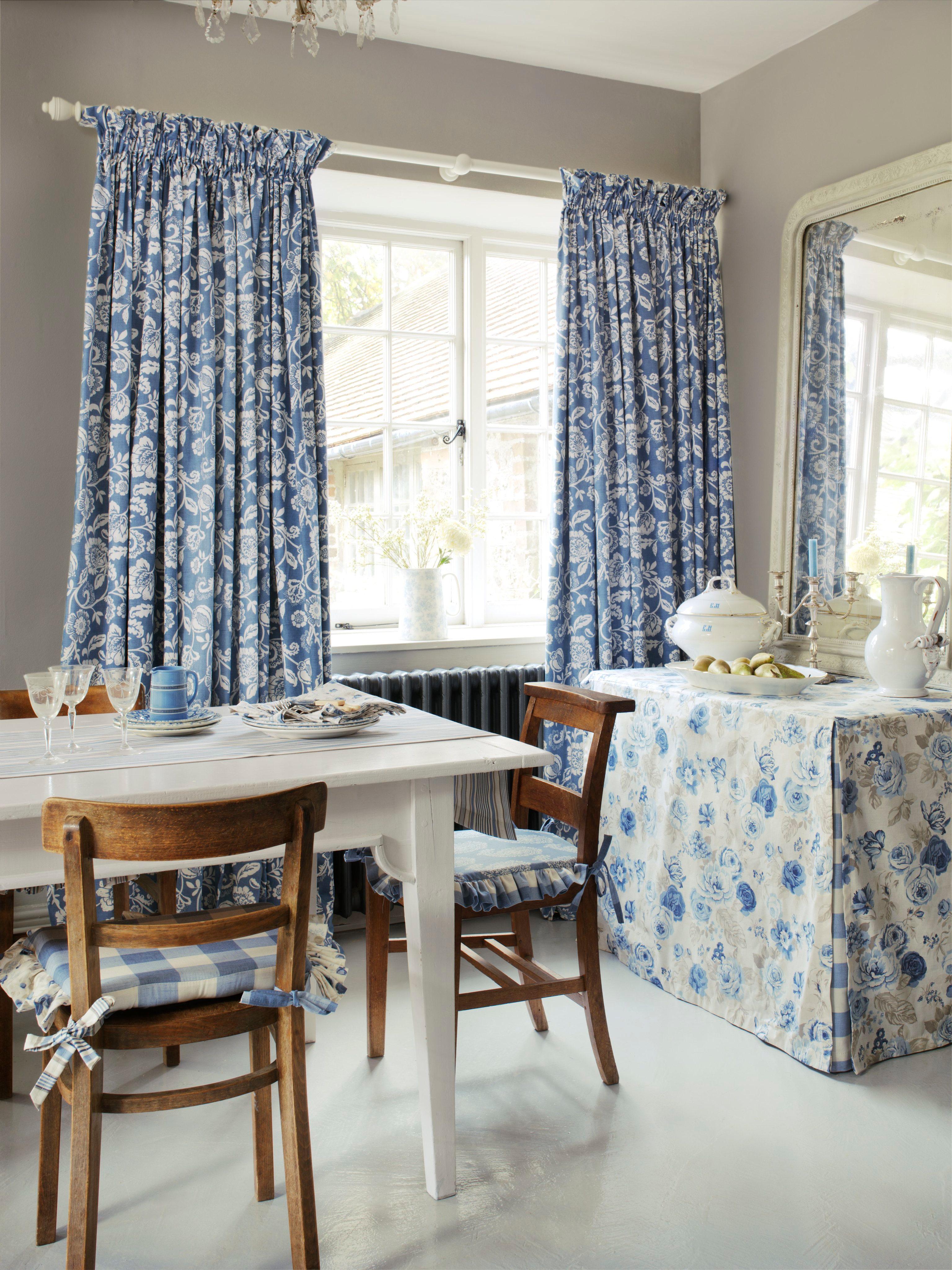 Gemütliches Esszimmer mit Accessoires in blauem Blumenmuster #küche ©Clarke & Clarke