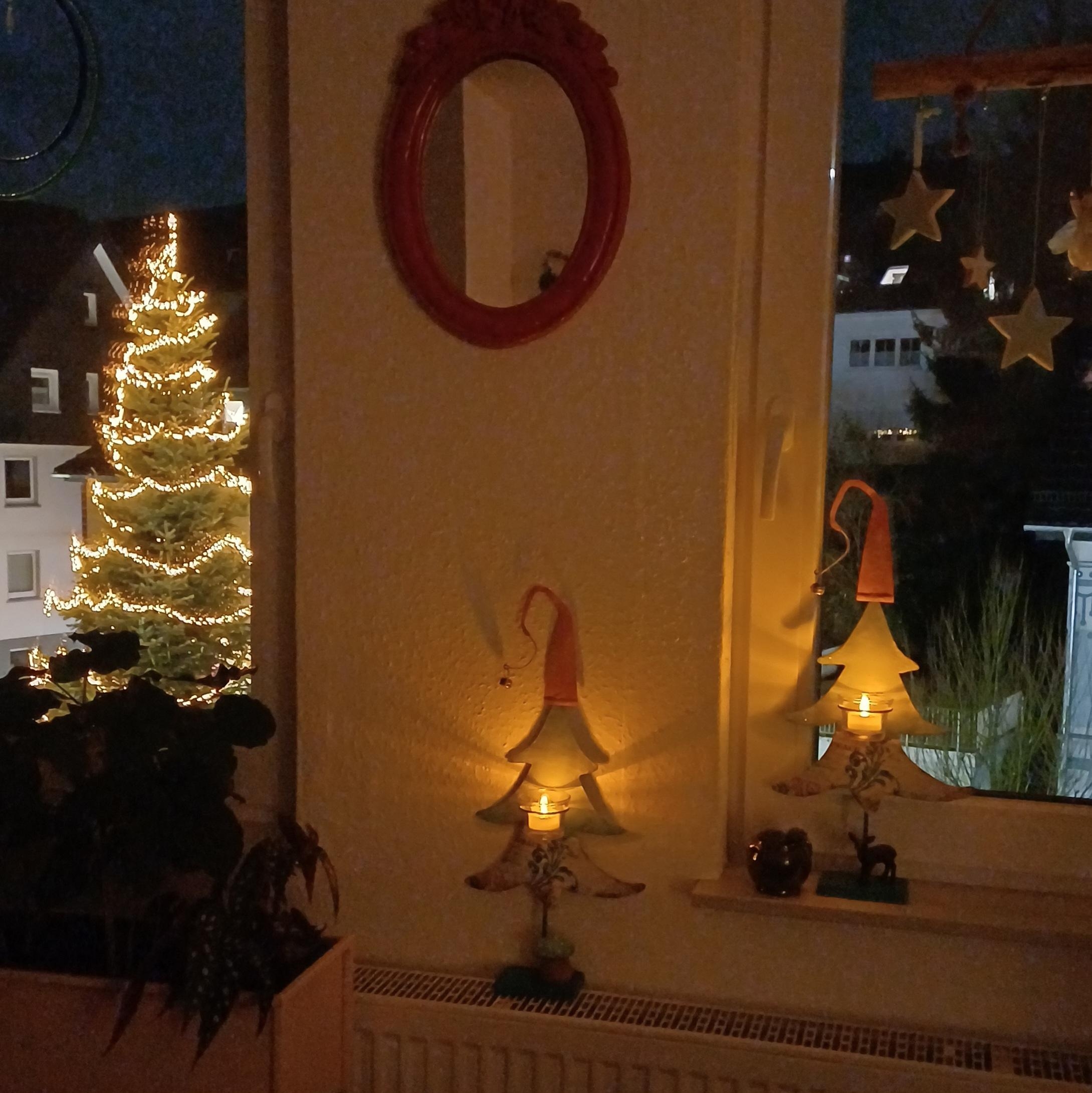 #gemütliches #Kerzenlicht und durchs #Fenster sieht man den großen #Weihnachtsbaum auf dem Dorfplatz 🎄 #Fensterdeko #Fensterblick