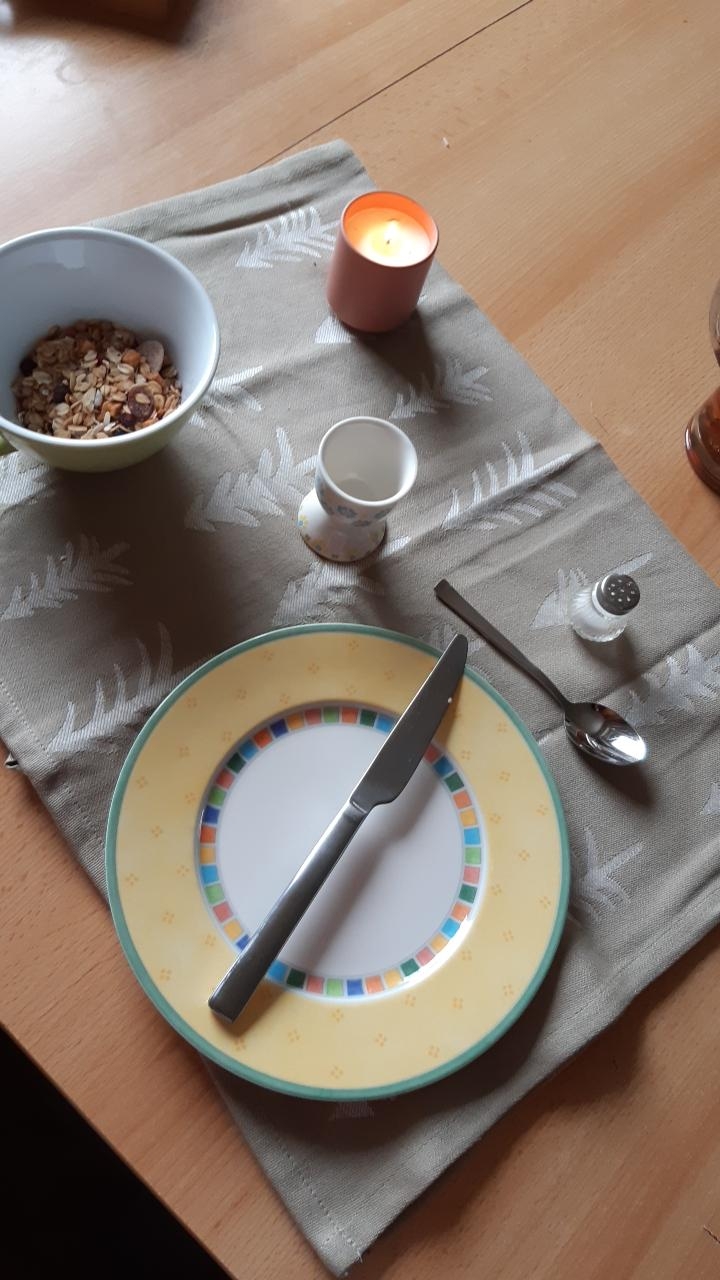Gemütliches Sonntagsfrühstück, mymüsli Beeren, weiches Ei, Milchkaffee. Plus zarte Duftkerze "relax"