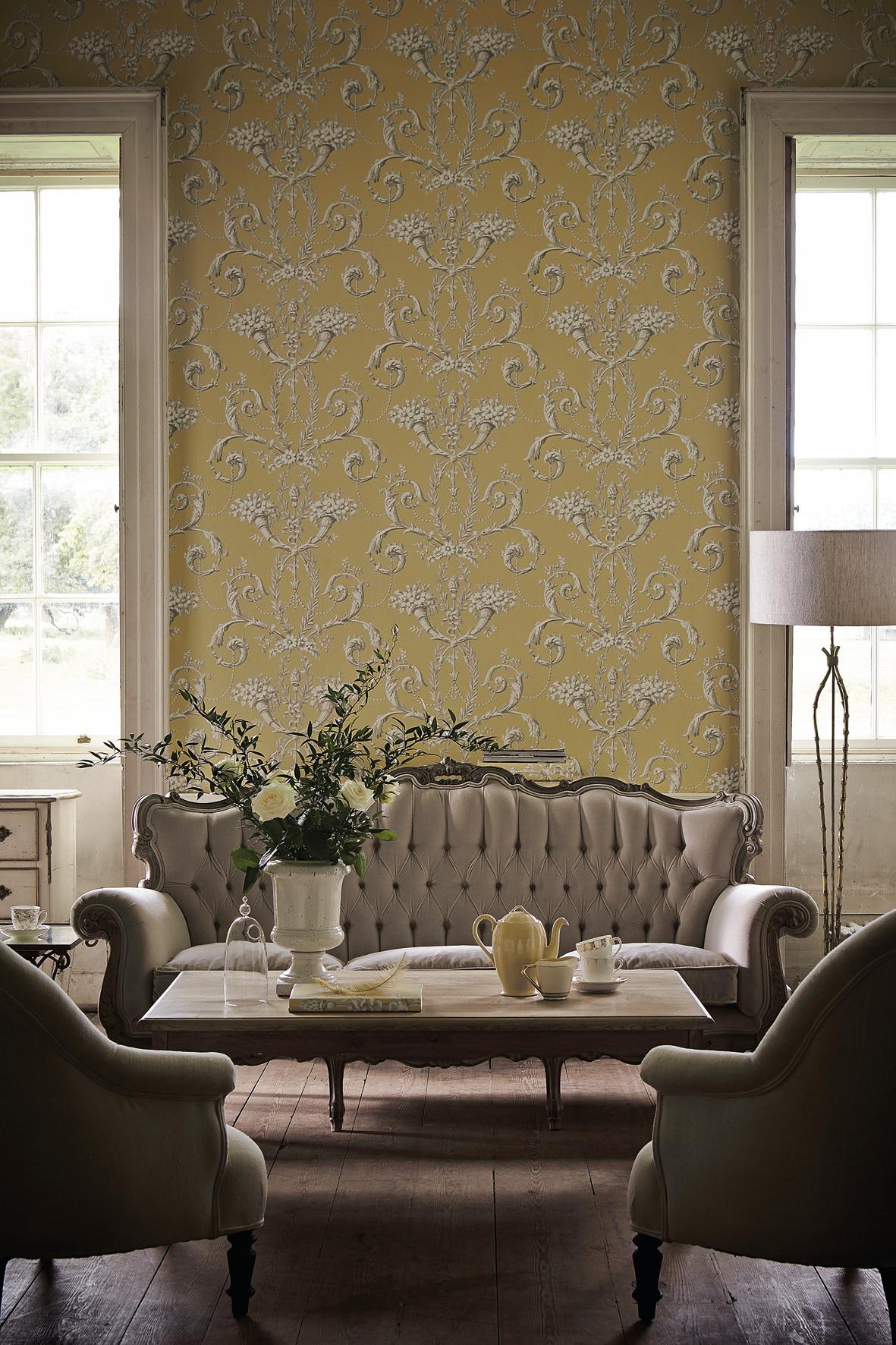 Gemusterte Tapete im klassischen Wohnzimmer #wandgestaltung #designwand #barockmöbel ©Little Greene