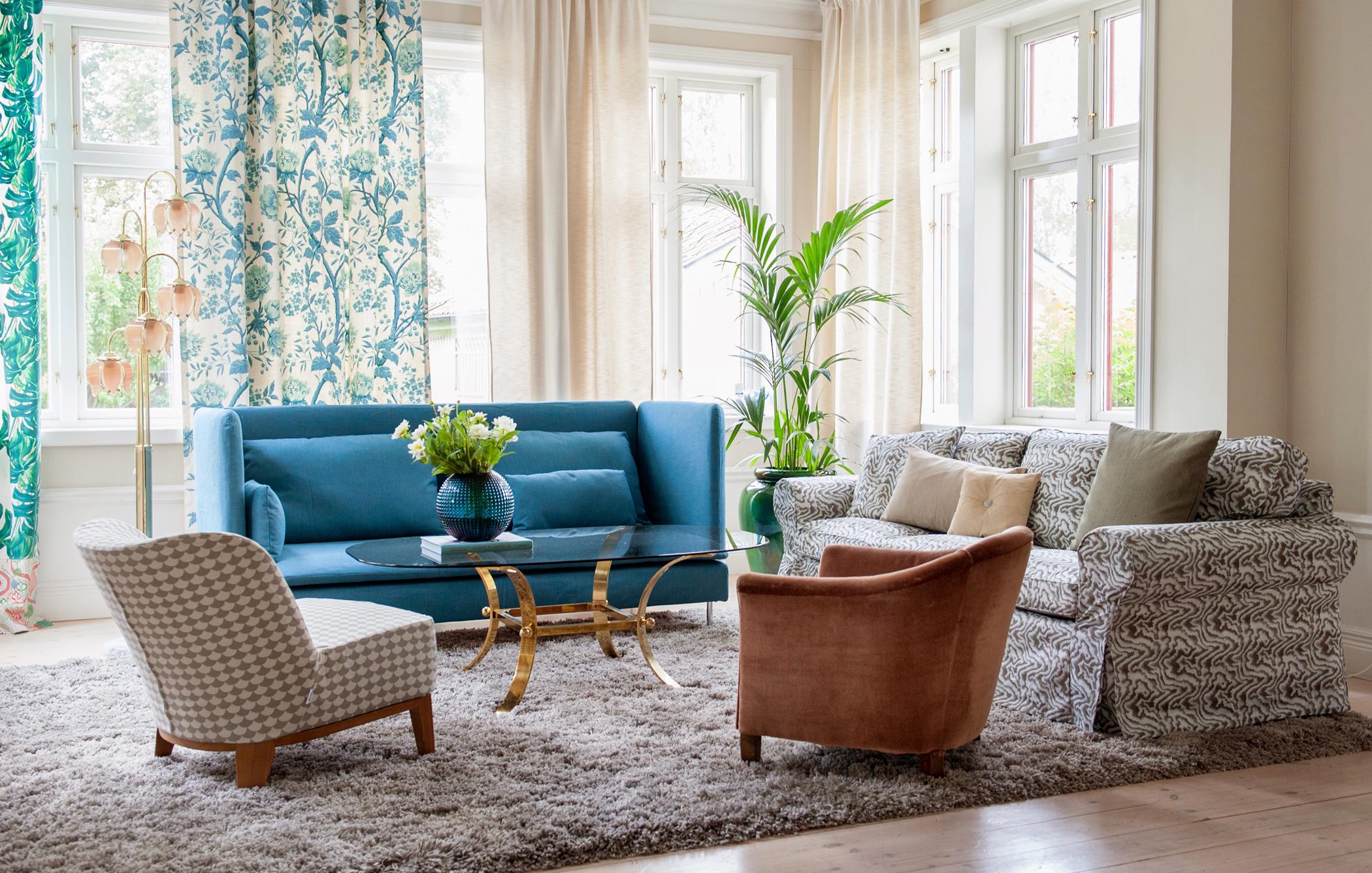 Gemusterte Vorhänge dekorieren das Wohnzimmer #couchtisch #eklektisch #teppich #sessel #sofa #blauessofa #gemustertessofa #pflanzendeko ©Bemz