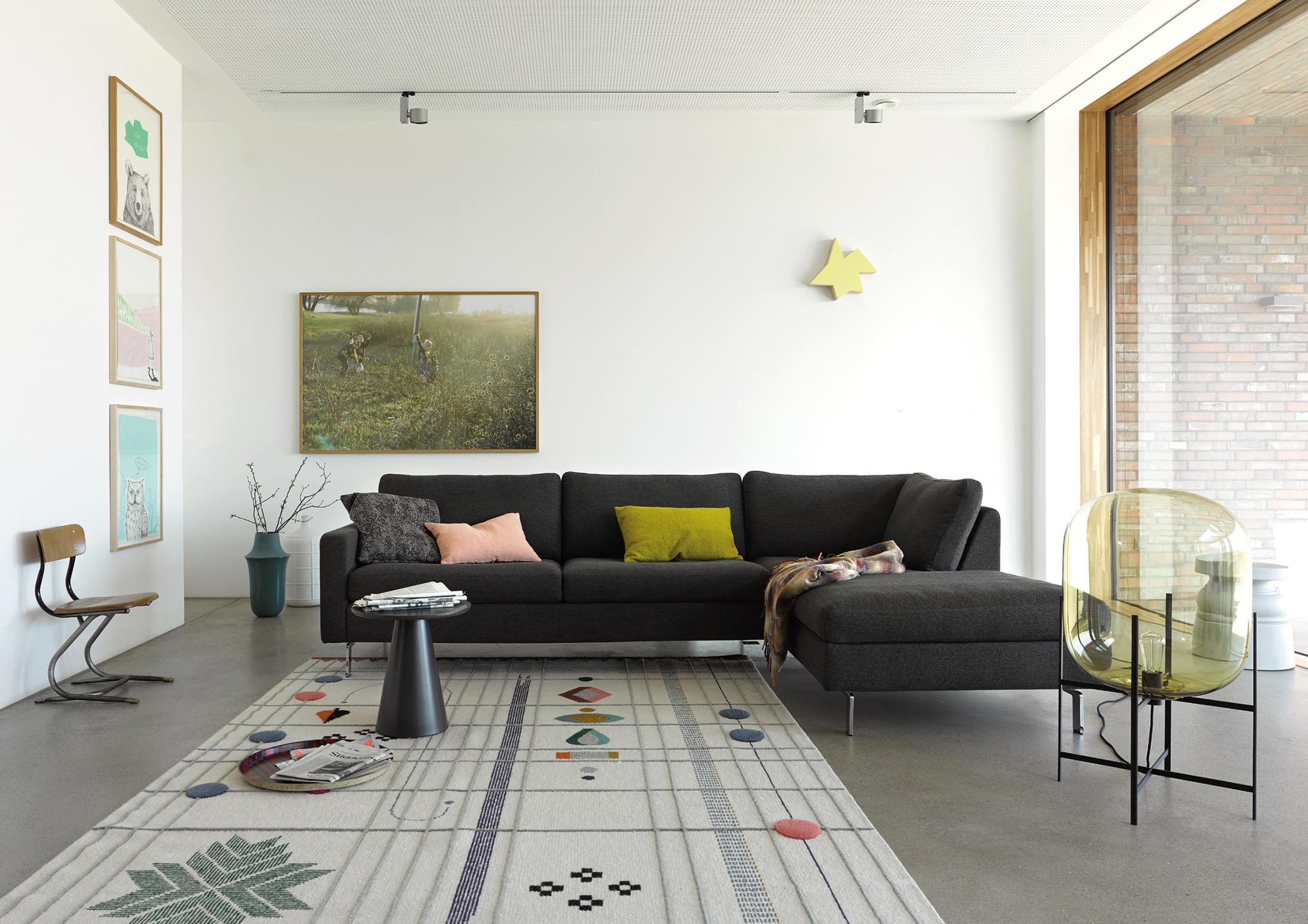 Gemusterter Teppich als Eyecatcher #stuhl #couchtisch #teppich #tagesdecke #sofa #grauessofa #zimmergestaltung ©COR