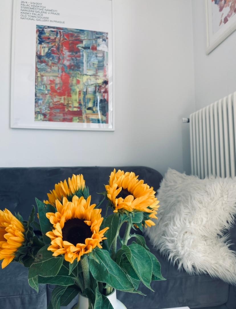 Gerhard Richter und Blumen. Beides erhellt das Wohnzimmer und macht gute Laune. ✨ #wohnzimmer #livingchallenge 