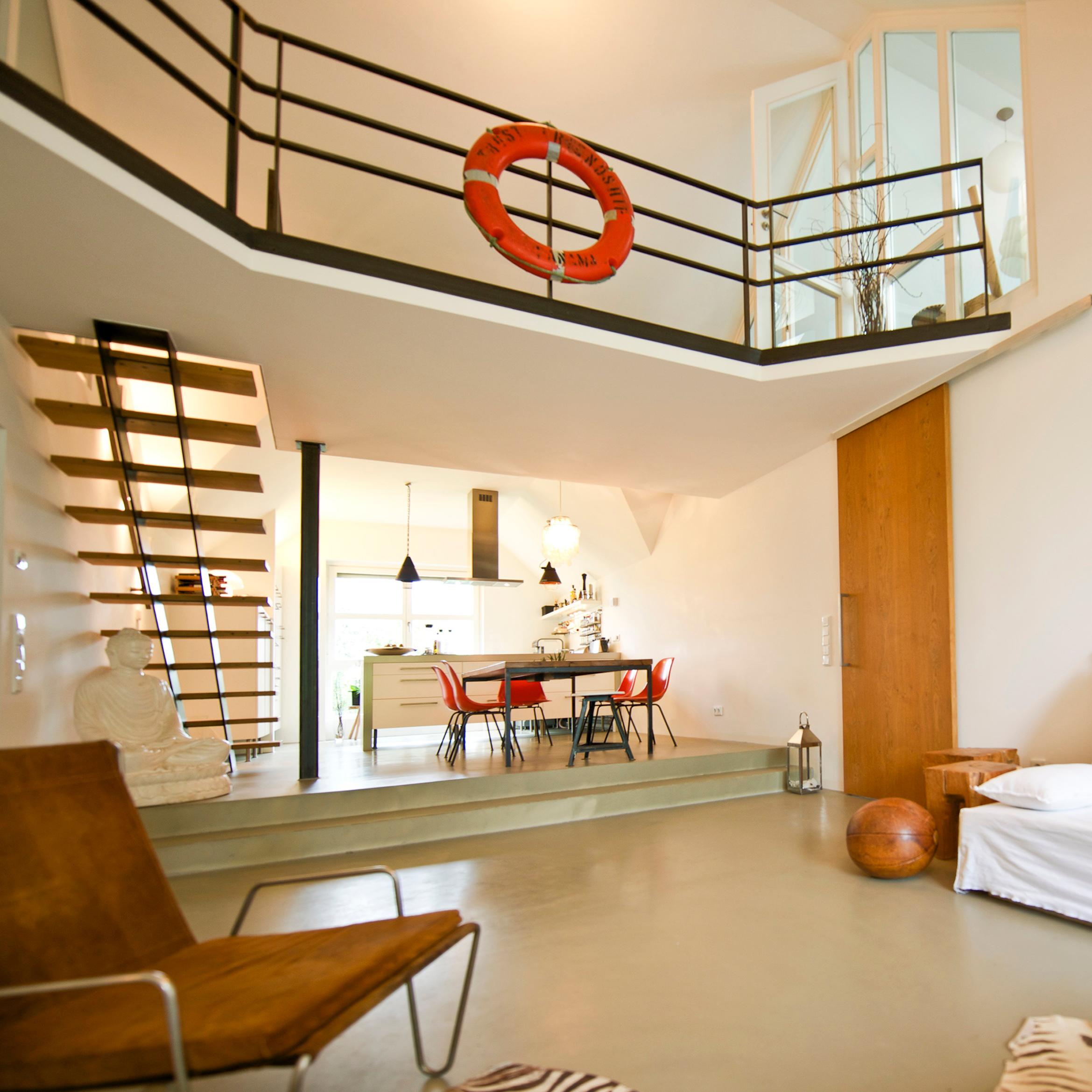 Gesamte Wohnung mit Sichtbetonboden #betonboden #esstisch ©Zolaproduction