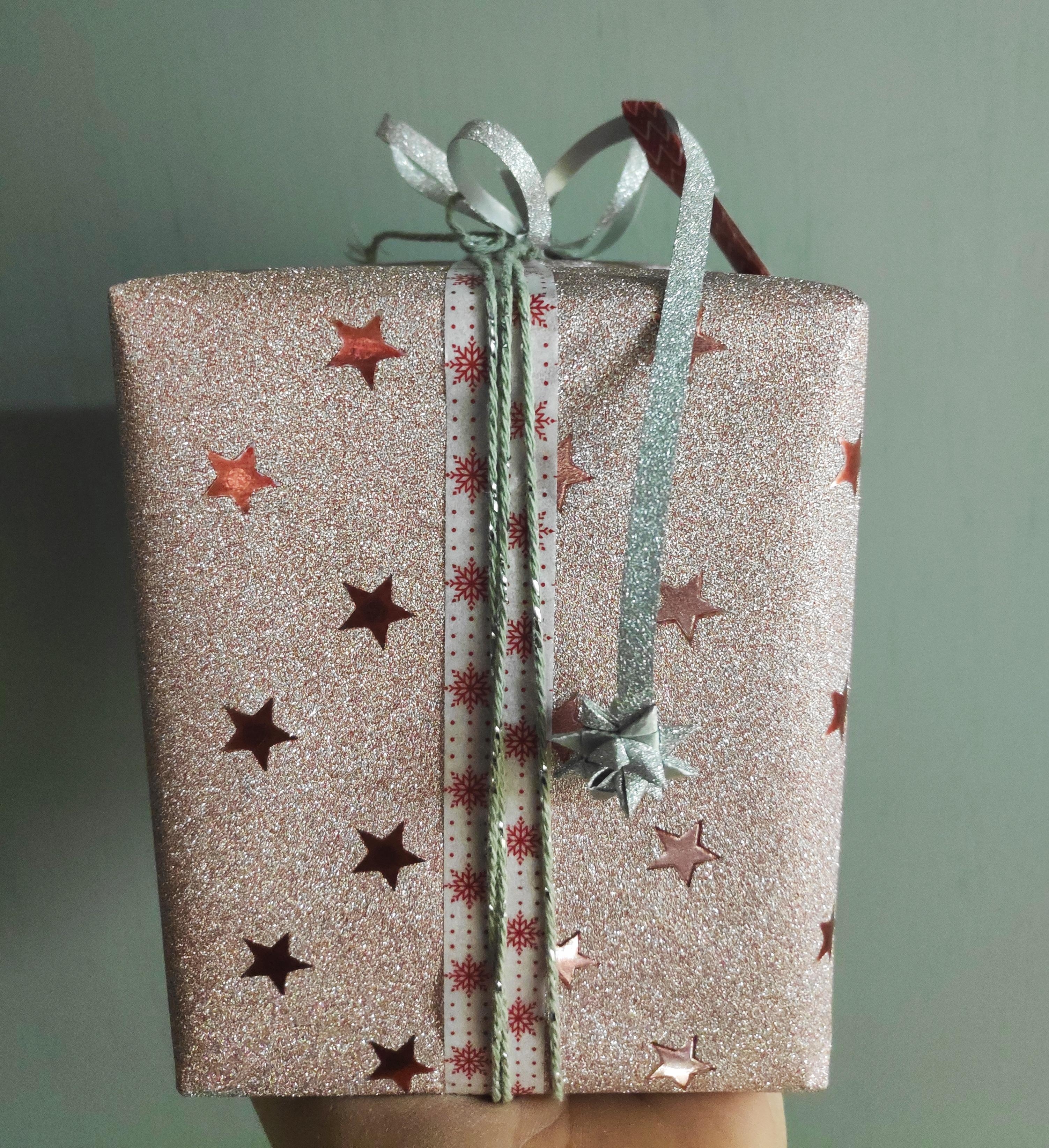 .Geschenkanhänger an der Schleife.
#Geschenke #DIY #Geschenkverpackung #Geschenanhänger #GermanStar #Weihnachtsdeko