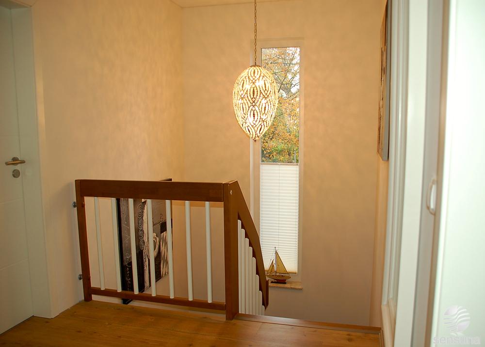 Gestaltung Treppenaufgang #sichtschutz #hängeleuchte #lampe #plissee ©Sensuna GmbH