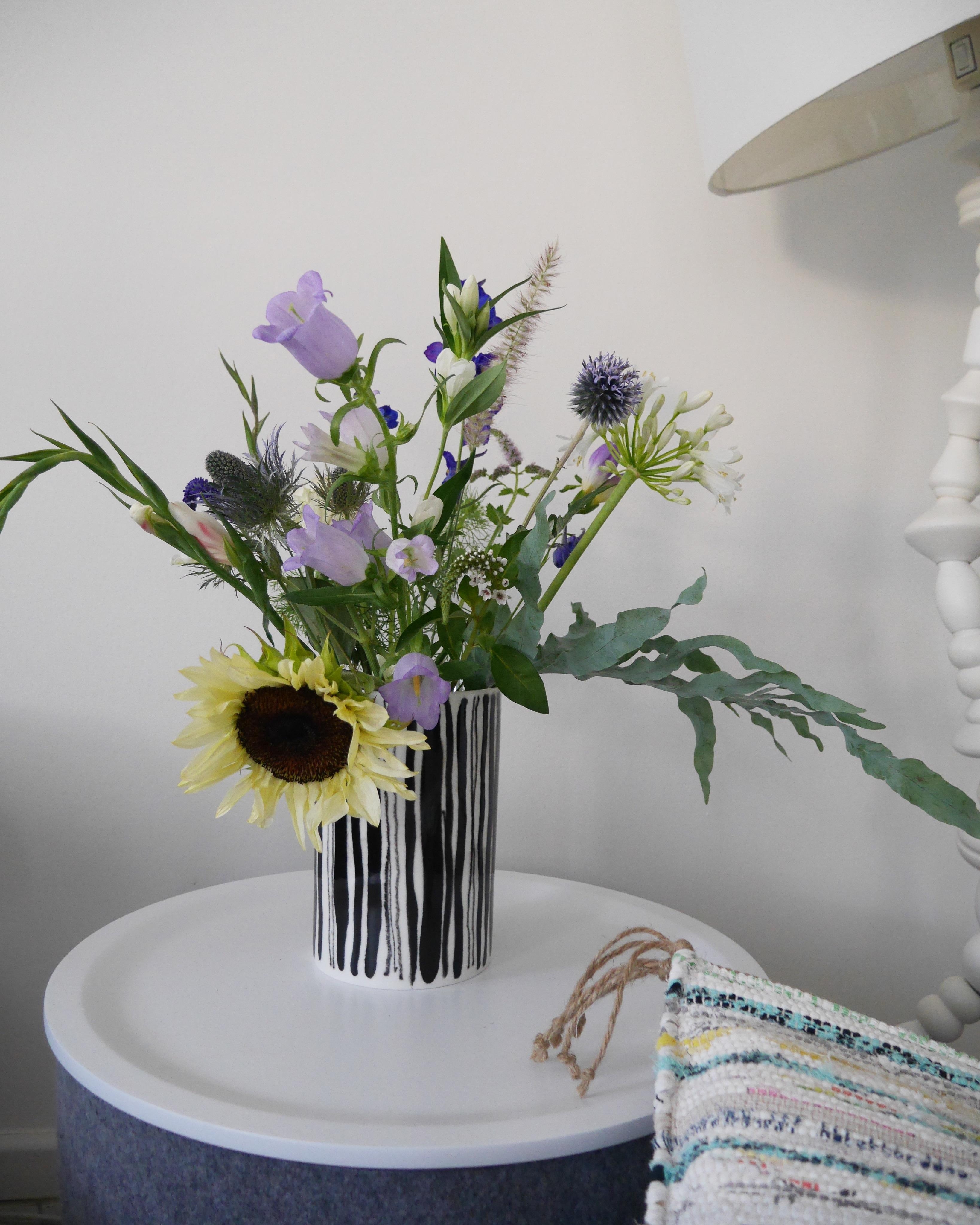 Gestern hat der Postbote Blumen gebracht :) #summerflowers #happygirl #livingroom