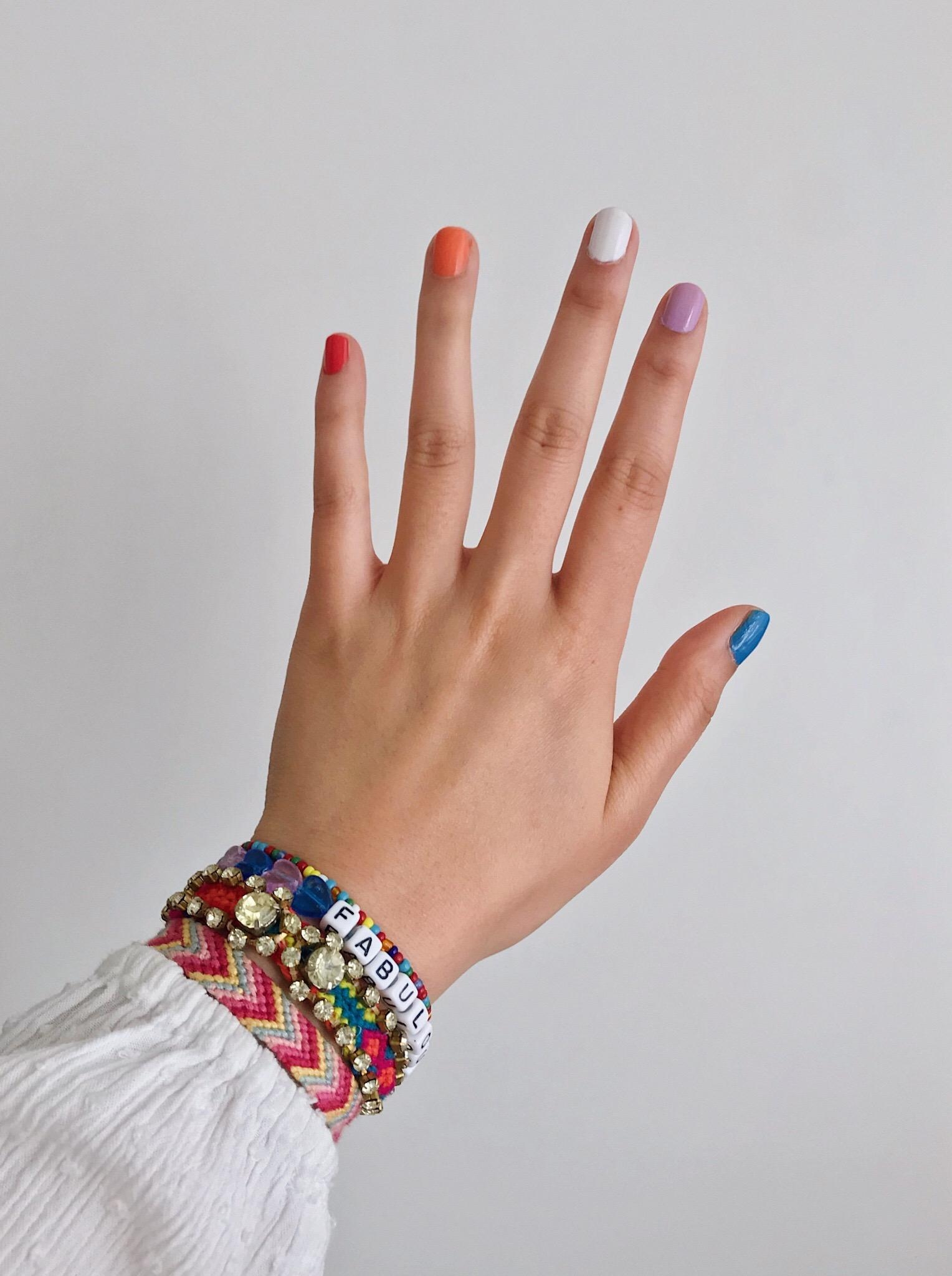 Gestylt bis in die Fingerspitzen #multicolorednails #rainbownails #fashionchallenge #accessoires